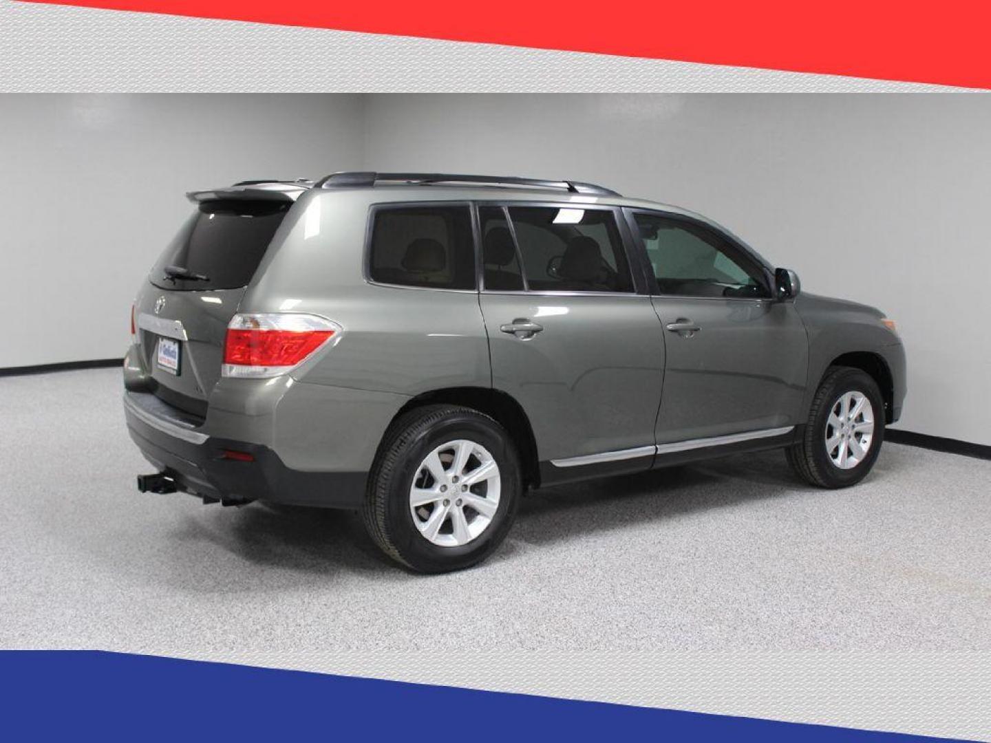 2011 Toyota Highlander Base 2WD V6 (5TDZK3EH1BS) with an 3.5L V6 DOHC 24V engine, 5-Speed Automatic transmission, located at 5170 N La Cholla Blvd, Tucson, AZ, 85705, (520) 989-0282, 32.228245, -111.011742 - 2011 Toyota Highlander - Photo#2