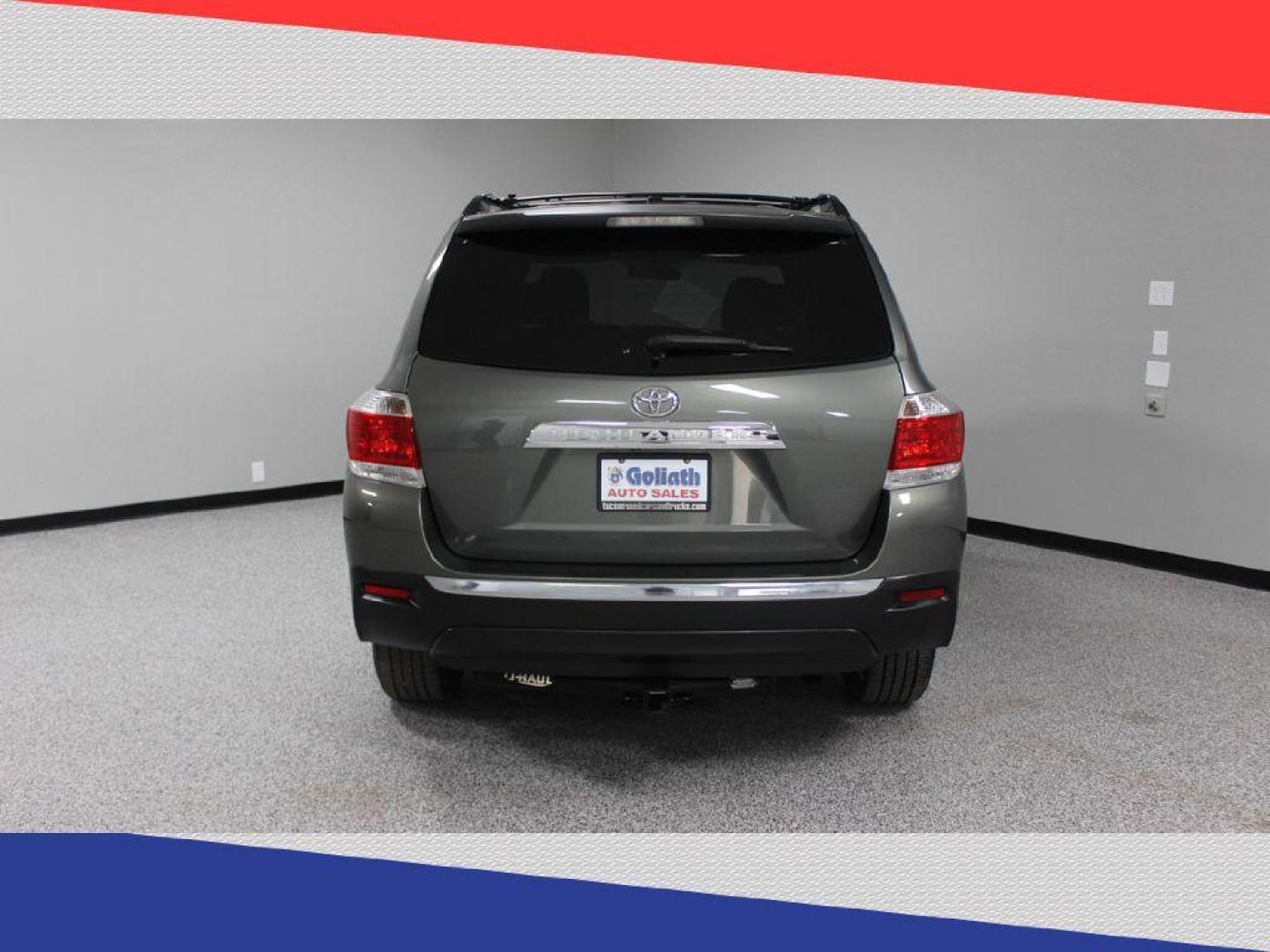 2011 Toyota Highlander Base 2WD V6 (5TDZK3EH1BS) with an 3.5L V6 DOHC 24V engine, 5-Speed Automatic transmission, located at 5170 N La Cholla Blvd, Tucson, AZ, 85705, (520) 989-0282, 32.228245, -111.011742 - 2011 Toyota Highlander - Photo#3