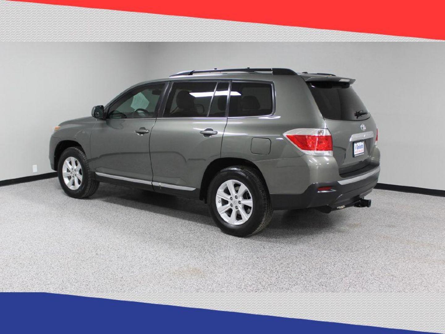2011 Toyota Highlander Base 2WD V6 (5TDZK3EH1BS) with an 3.5L V6 DOHC 24V engine, 5-Speed Automatic transmission, located at 5170 N La Cholla Blvd, Tucson, AZ, 85705, (520) 989-0282, 32.228245, -111.011742 - 2011 Toyota Highlander - Photo#4