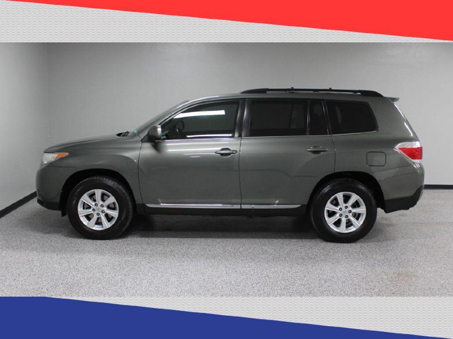 2011 Toyota Highlander Base 2WD V6 (5TDZK3EH1BS) with an 3.5L V6 DOHC 24V engine, 5-Speed Automatic transmission, located at 5170 N La Cholla Blvd, Tucson, AZ, 85705, (520) 989-0282, 32.228245, -111.011742 - 2011 Toyota Highlander - Photo#5