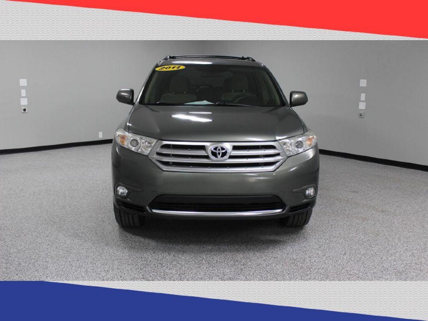 2011 Toyota Highlander Base 2WD V6 (5TDZK3EH1BS) with an 3.5L V6 DOHC 24V engine, 5-Speed Automatic transmission, located at 5170 N La Cholla Blvd, Tucson, AZ, 85705, (520) 989-0282, 32.228245, -111.011742 - 2011 Toyota Highlander - Photo#7