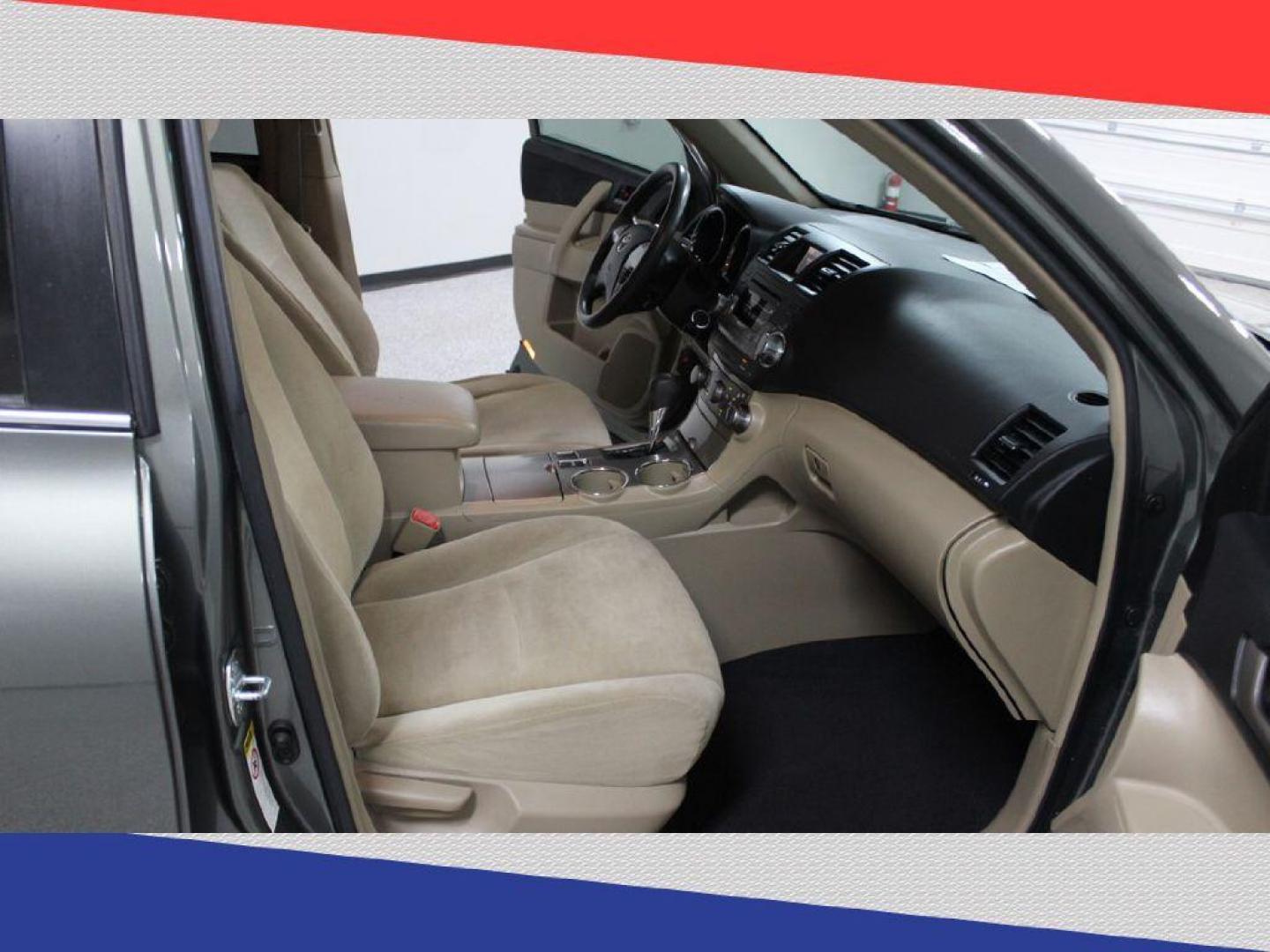 2011 Toyota Highlander Base 2WD V6 (5TDZK3EH1BS) with an 3.5L V6 DOHC 24V engine, 5-Speed Automatic transmission, located at 5170 N La Cholla Blvd, Tucson, AZ, 85705, (520) 989-0282, 32.228245, -111.011742 - 2011 Toyota Highlander - Photo#30