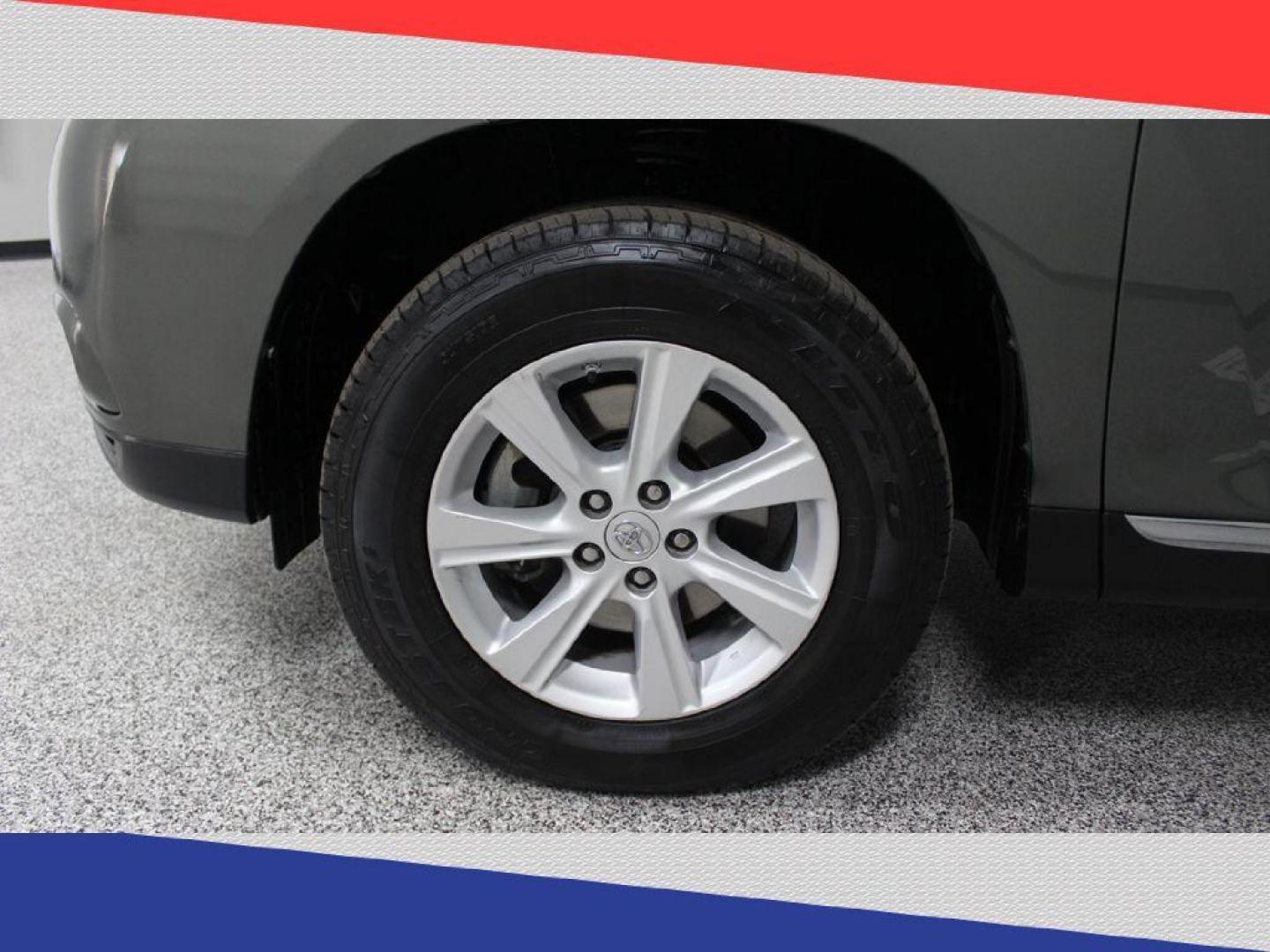 2011 Toyota Highlander Base 2WD V6 (5TDZK3EH1BS) with an 3.5L V6 DOHC 24V engine, 5-Speed Automatic transmission, located at 5170 N La Cholla Blvd, Tucson, AZ, 85705, (520) 989-0282, 32.228245, -111.011742 - 2011 Toyota Highlander - Photo#41