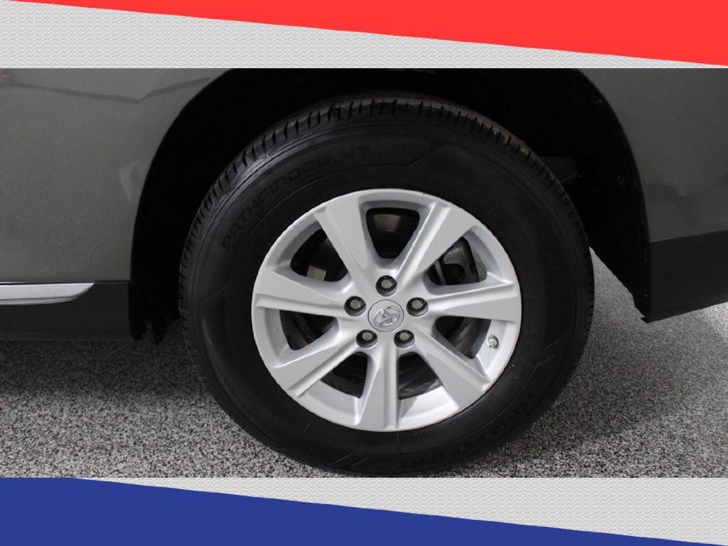 2011 Toyota Highlander Base 2WD V6 (5TDZK3EH1BS) with an 3.5L V6 DOHC 24V engine, 5-Speed Automatic transmission, located at 5170 N La Cholla Blvd, Tucson, AZ, 85705, (520) 989-0282, 32.228245, -111.011742 - 2011 Toyota Highlander - Photo#42