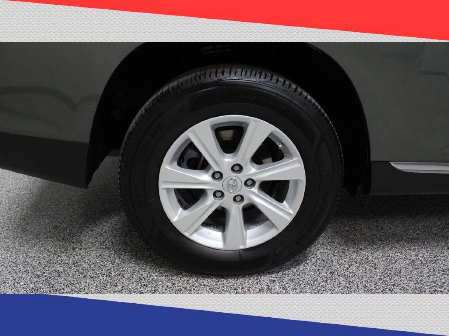 2011 Toyota Highlander Base 2WD V6 (5TDZK3EH1BS) with an 3.5L V6 DOHC 24V engine, 5-Speed Automatic transmission, located at 5170 N La Cholla Blvd, Tucson, AZ, 85705, (520) 989-0282, 32.228245, -111.011742 - 2011 Toyota Highlander - Photo#43