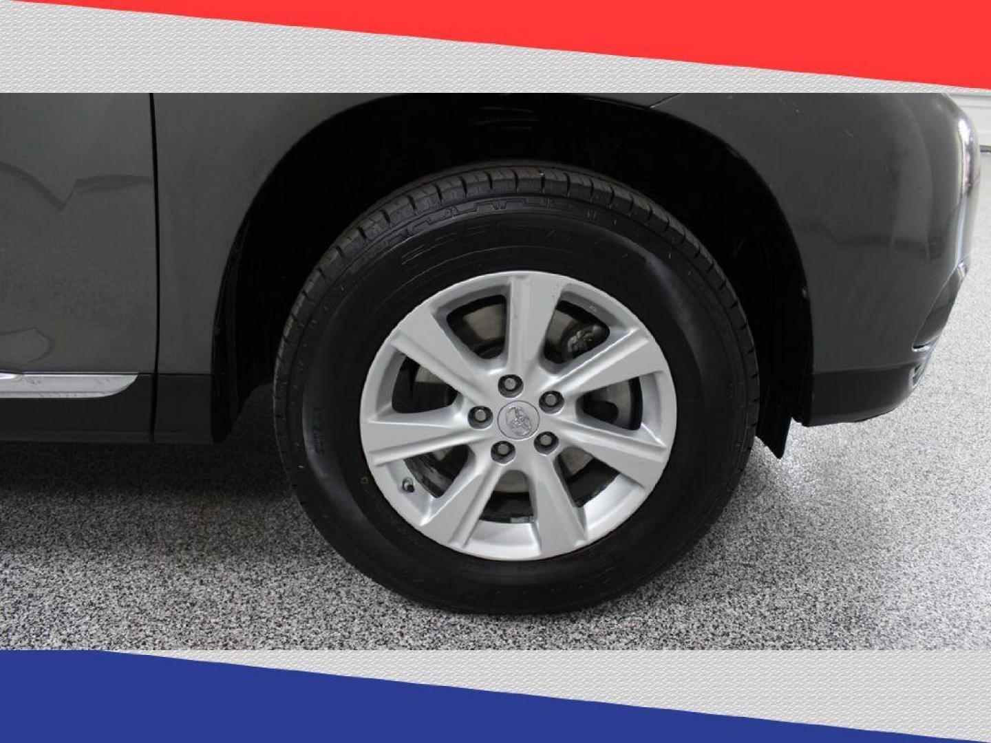 2011 Toyota Highlander Base 2WD V6 (5TDZK3EH1BS) with an 3.5L V6 DOHC 24V engine, 5-Speed Automatic transmission, located at 5170 N La Cholla Blvd, Tucson, AZ, 85705, (520) 989-0282, 32.228245, -111.011742 - 2011 Toyota Highlander - Photo#44