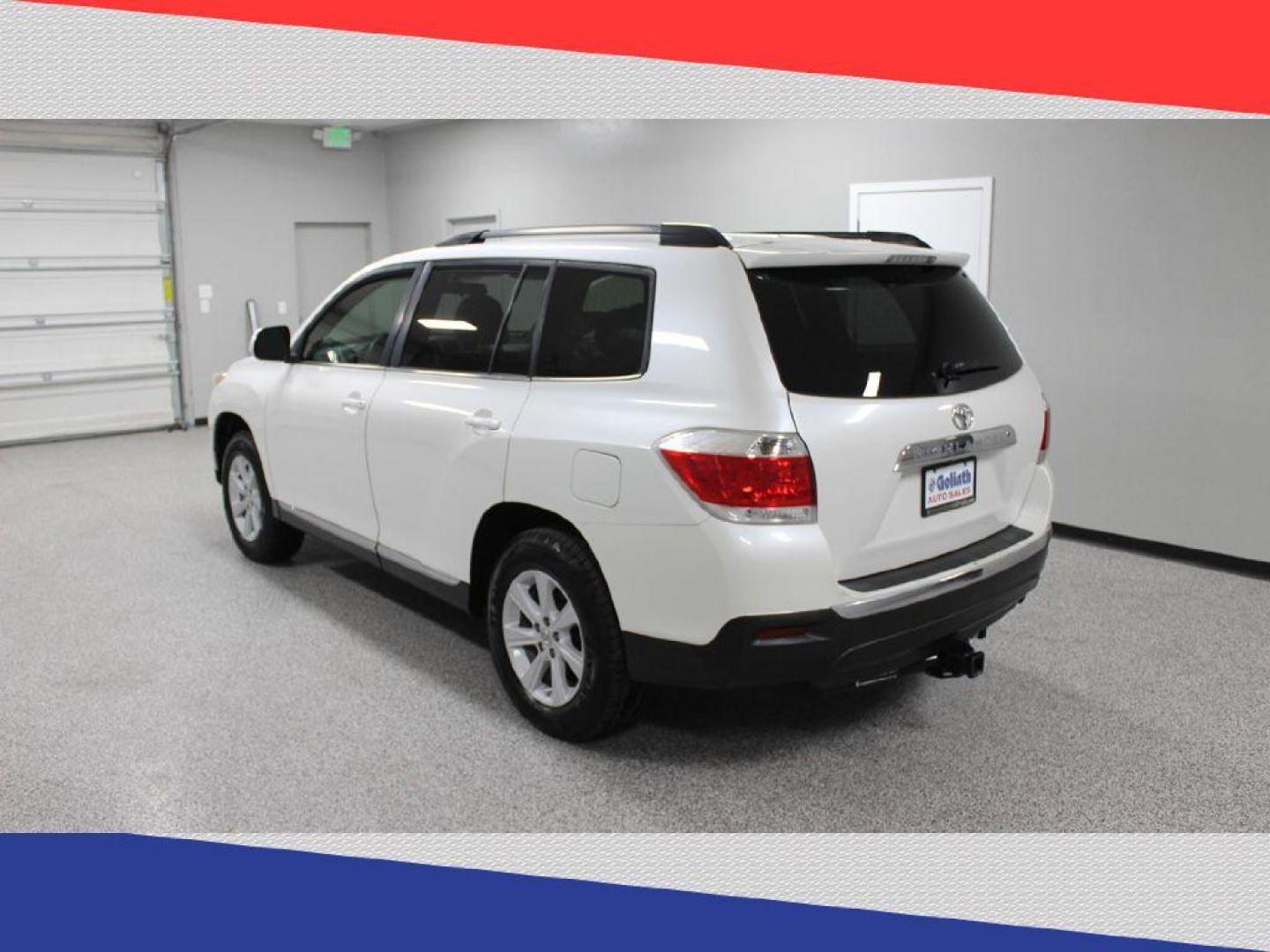 2013 Toyota Highlander Base 2WD V6 (5TDZK3EH9DS) with an 3.5L V6 DOHC 24V engine, 5-Speed Automatic transmission, located at 5170 N La Cholla Blvd, Tucson, AZ, 85705, (520) 989-0282, 32.228245, -111.011742 - 2013 Toyota Highlander - Photo#4