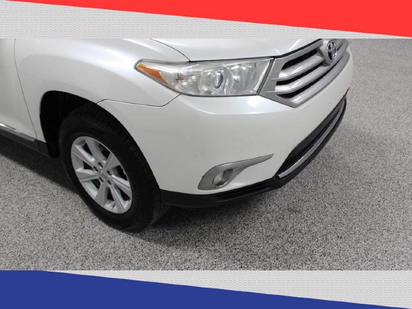 2013 Toyota Highlander Base 2WD V6 (5TDZK3EH9DS) with an 3.5L V6 DOHC 24V engine, 5-Speed Automatic transmission, located at 5170 N La Cholla Blvd, Tucson, AZ, 85705, (520) 989-0282, 32.228245, -111.011742 - 2013 Toyota Highlander - Photo#35