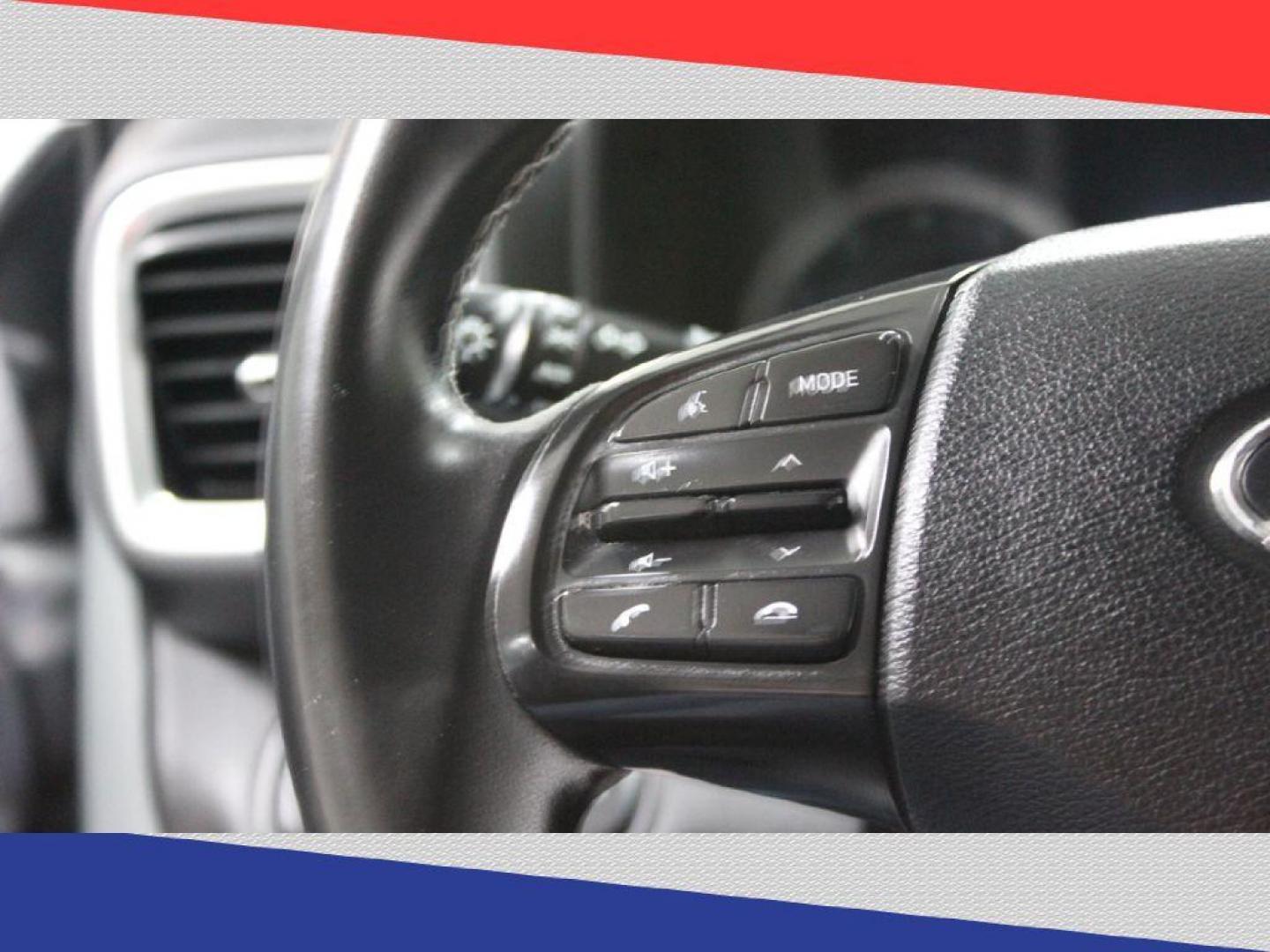 2020 Hyundai Venue SEL (KMHRC8A34LU) with an 1.6L L4 DOHC 16V engine, 6A transmission, located at 5170 N La Cholla Blvd, Tucson, AZ, 85705, (520) 989-0282, 32.228245, -111.011742 - 2020 Hyundai Venue - Photo#15
