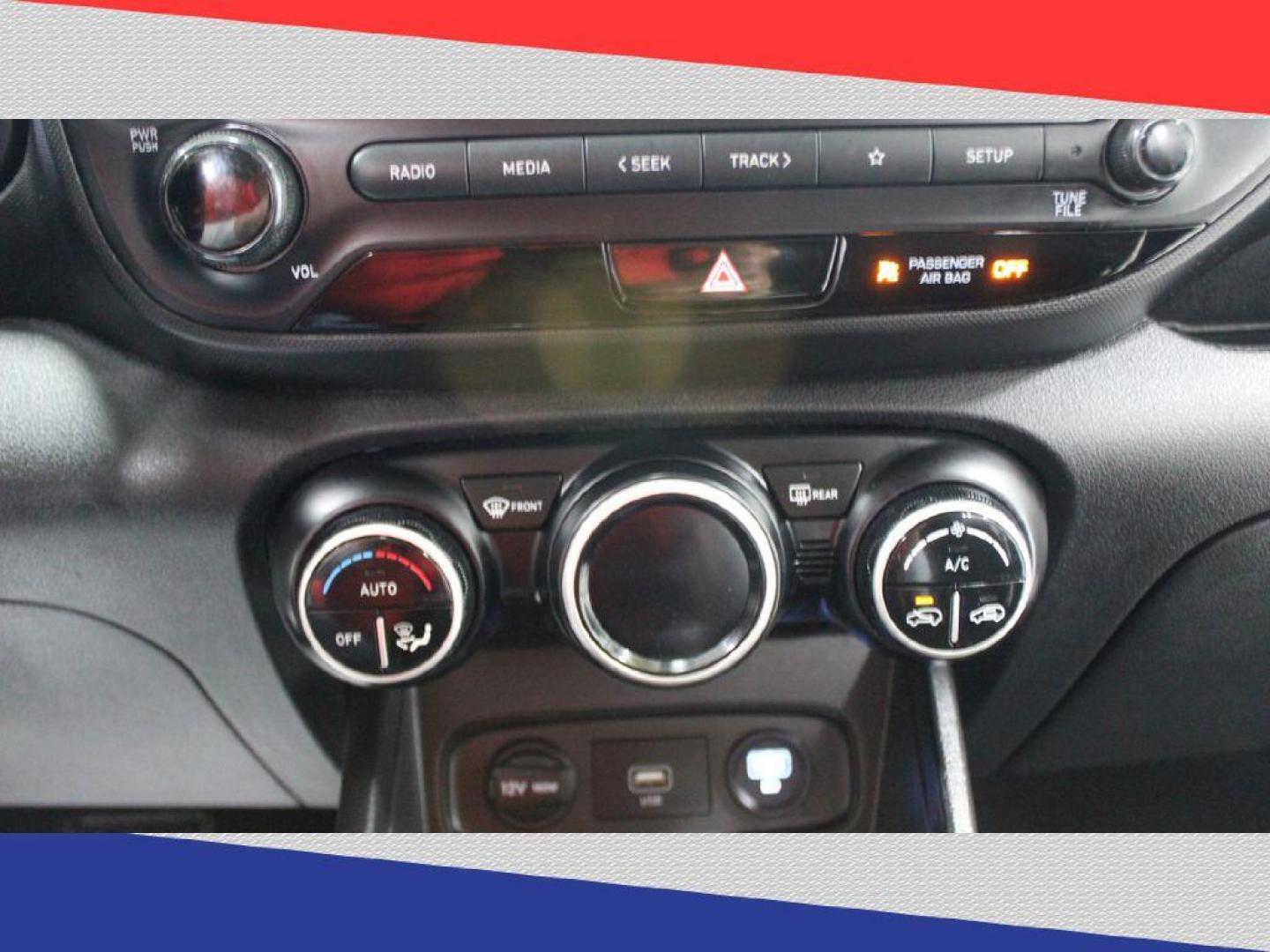 2020 Hyundai Venue SEL (KMHRC8A34LU) with an 1.6L L4 DOHC 16V engine, 6A transmission, located at 5170 N La Cholla Blvd, Tucson, AZ, 85705, (520) 989-0282, 32.228245, -111.011742 - 2020 Hyundai Venue - Photo#21