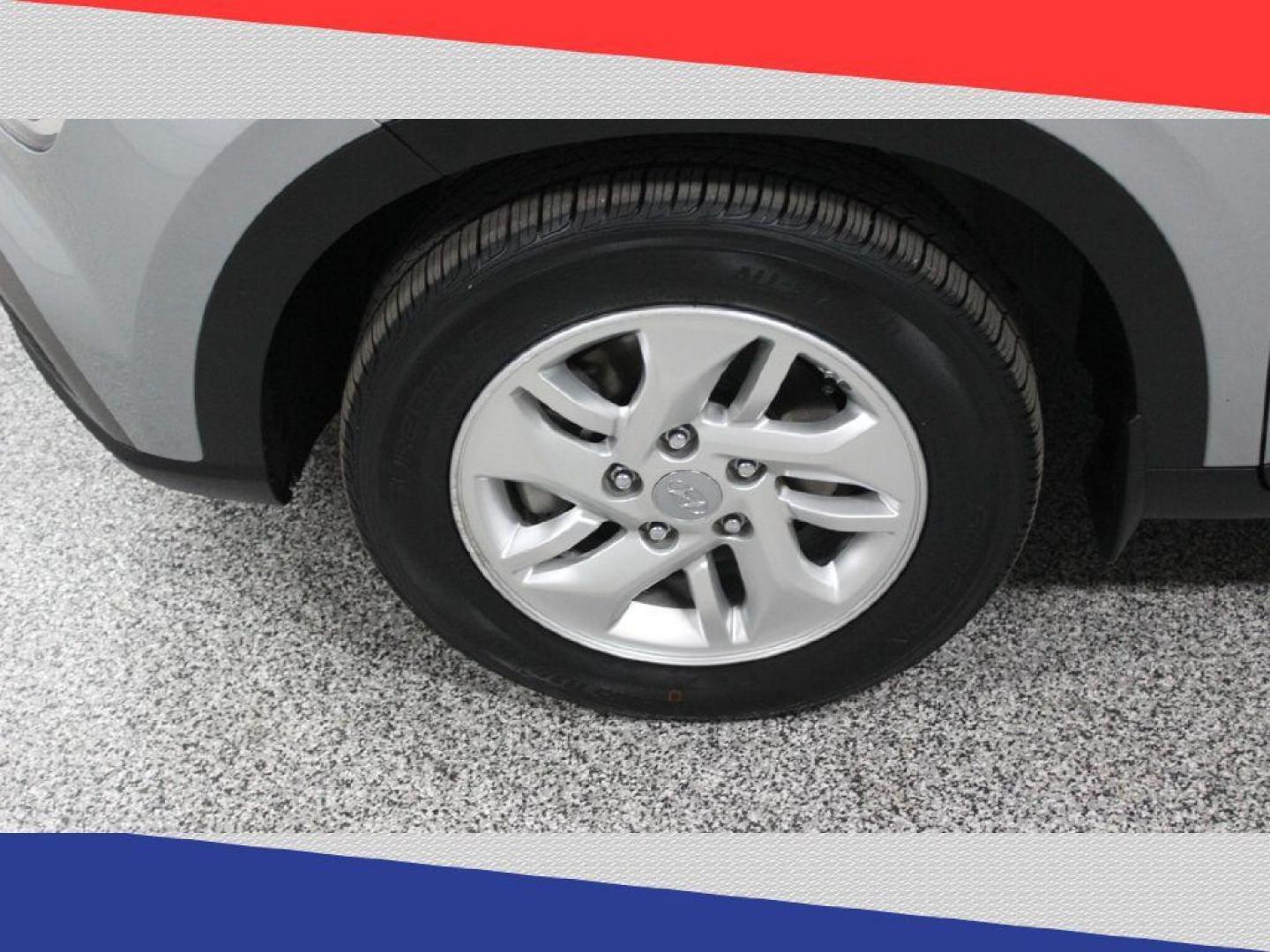 2020 Hyundai Venue SEL (KMHRC8A34LU) with an 1.6L L4 DOHC 16V engine, 6A transmission, located at 5170 N La Cholla Blvd, Tucson, AZ, 85705, (520) 989-0282, 32.228245, -111.011742 - 2020 Hyundai Venue - Photo#42