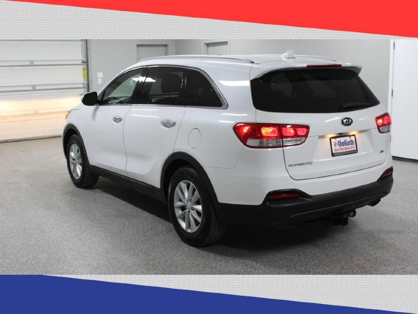 2018 Kia Sorento LX 2WD (5XYPG4A39JG) with an 2.4L L4 DOHC 16V engine, 6A transmission, located at 5170 N La Cholla Blvd, Tucson, AZ, 85705, (520) 989-0282, 32.228245, -111.011742 - 2018 Kia Sorento - Photo#4