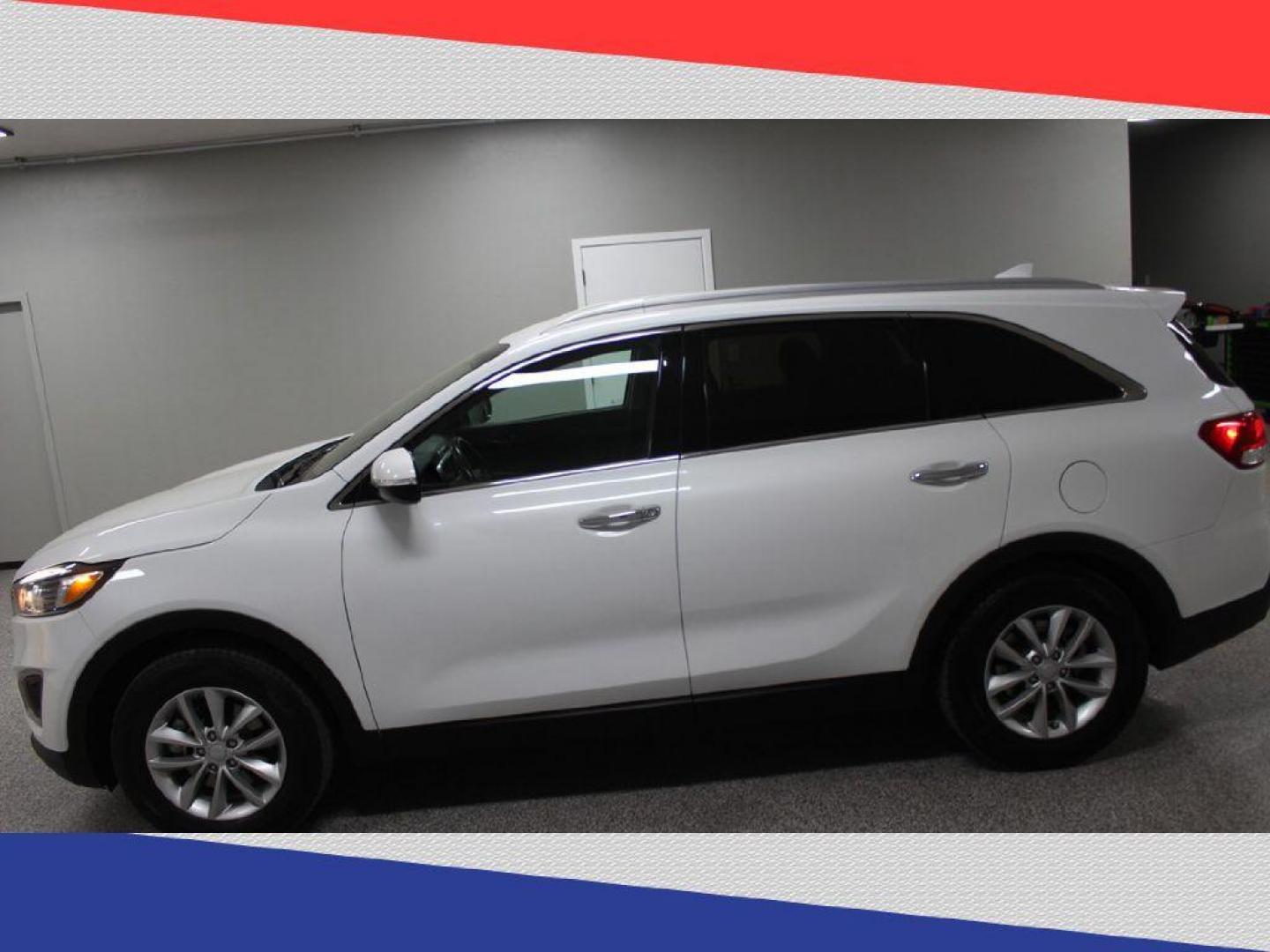 2018 Kia Sorento LX 2WD (5XYPG4A39JG) with an 2.4L L4 DOHC 16V engine, 6A transmission, located at 5170 N La Cholla Blvd, Tucson, AZ, 85705, (520) 989-0282, 32.228245, -111.011742 - 2018 Kia Sorento - Photo#5