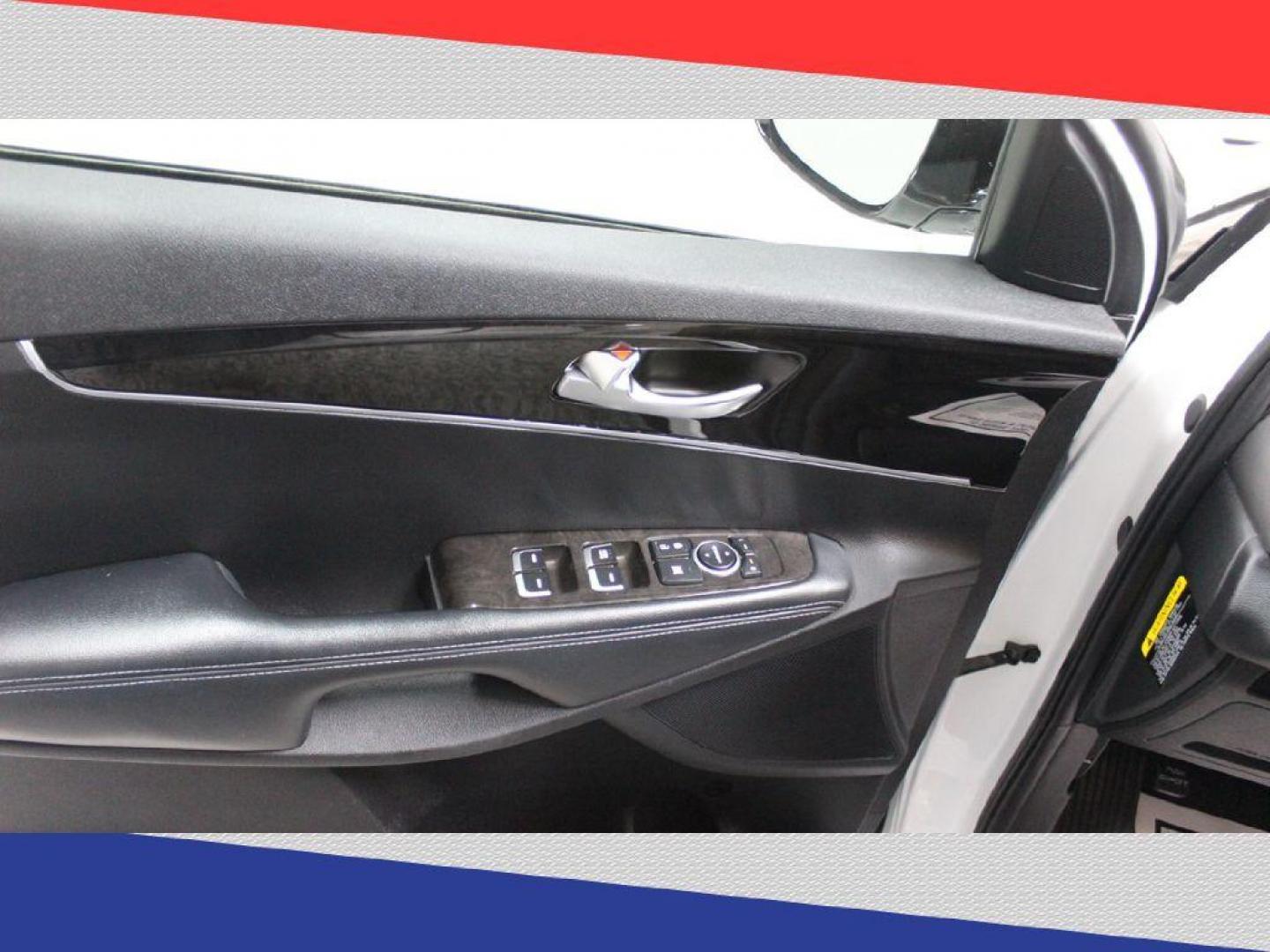 2018 Kia Sorento LX 2WD (5XYPG4A39JG) with an 2.4L L4 DOHC 16V engine, 6A transmission, located at 5170 N La Cholla Blvd, Tucson, AZ, 85705, (520) 989-0282, 32.228245, -111.011742 - 2018 Kia Sorento - Photo#12