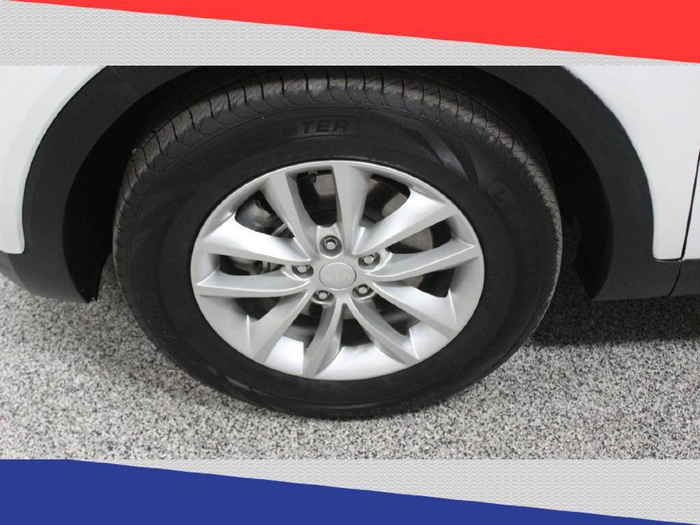 2018 Kia Sorento LX 2WD (5XYPG4A39JG) with an 2.4L L4 DOHC 16V engine, 6A transmission, located at 5170 N La Cholla Blvd, Tucson, AZ, 85705, (520) 989-0282, 32.228245, -111.011742 - 2018 Kia Sorento - Photo#38