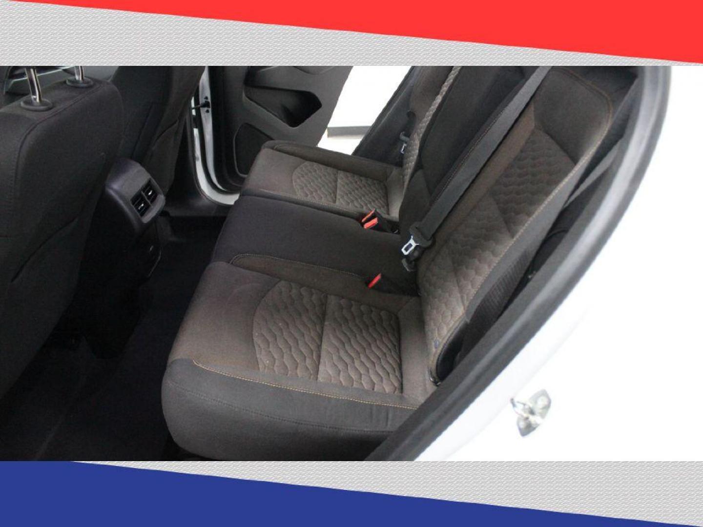 2018 Chevrolet Equinox LT 2WD (2GNAXJEV6J6) with an 1.5L L4 DIR DOHC 16V TURBO engine, 6A transmission, located at 5170 N La Cholla Blvd, Tucson, AZ, 85705, (520) 989-0282, 32.228245, -111.011742 - 2018 Chevrolet Equinox - Photo#21