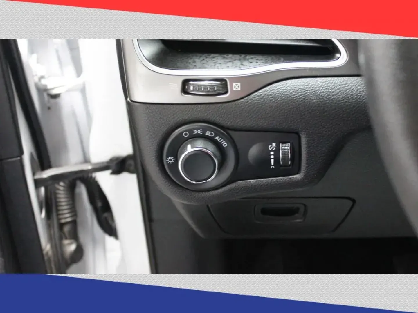 2020 Jeep Cherokee Latitude FWD (1C4PJLCB0LD) with an 2.4L L4 DOHC 16V engine, 9A transmission, located at 5170 N La Cholla Blvd, Tucson, AZ, 85705, (520) 989-0282, 32.228245, -111.011742 - 2020 Jeep Cherokee - Photo#13
