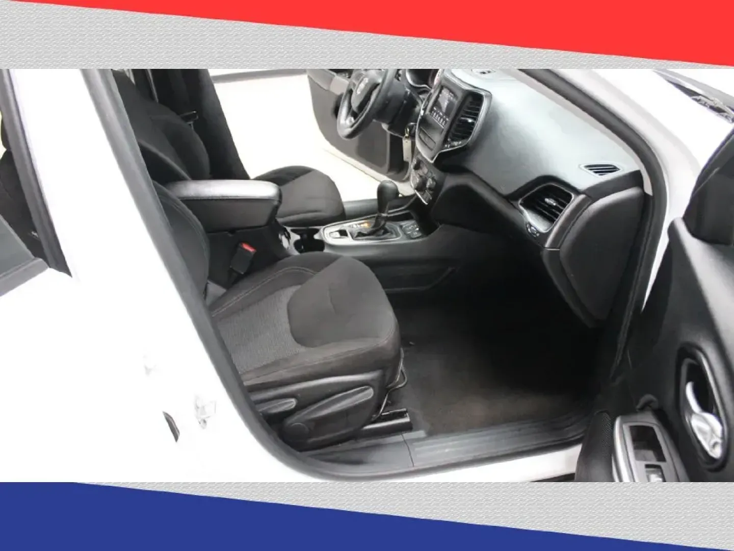 2020 Jeep Cherokee Latitude FWD (1C4PJLCB0LD) with an 2.4L L4 DOHC 16V engine, 9A transmission, located at 5170 N La Cholla Blvd, Tucson, AZ, 85705, (520) 989-0282, 32.228245, -111.011742 - 2020 Jeep Cherokee - Photo#29