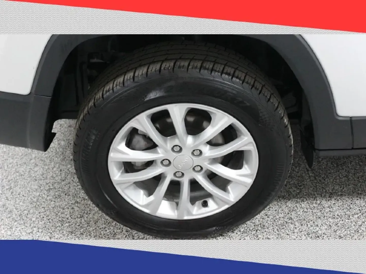 2020 Jeep Cherokee Latitude FWD (1C4PJLCB0LD) with an 2.4L L4 DOHC 16V engine, 9A transmission, located at 5170 N La Cholla Blvd, Tucson, AZ, 85705, (520) 989-0282, 32.228245, -111.011742 - 2020 Jeep Cherokee - Photo#34