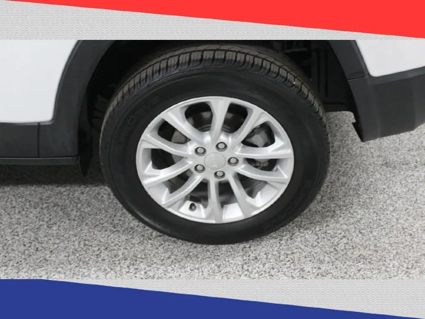 2020 Jeep Cherokee Latitude FWD (1C4PJLCB0LD) with an 2.4L L4 DOHC 16V engine, 9A transmission, located at 5170 N La Cholla Blvd, Tucson, AZ, 85705, (520) 989-0282, 32.228245, -111.011742 - 2020 Jeep Cherokee - Photo#35