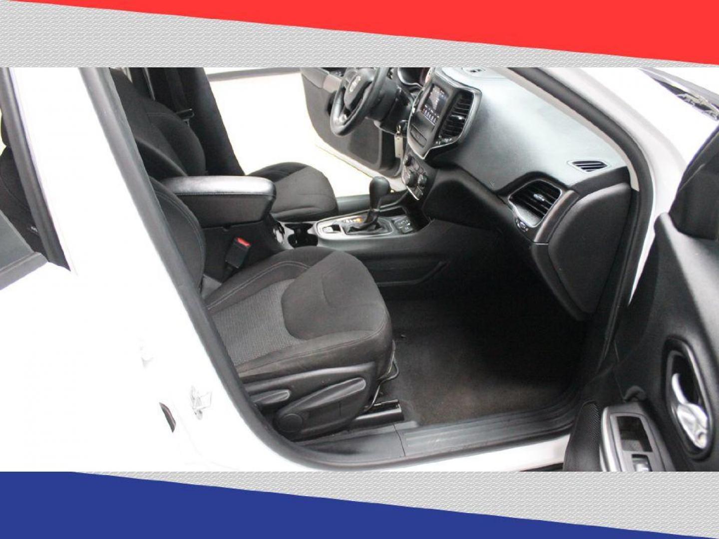 2020 Jeep Cherokee Latitude FWD (1C4PJLCB0LD) with an 2.4L L4 DOHC 16V engine, 9A transmission, located at 5170 N La Cholla Blvd, Tucson, AZ, 85705, (520) 989-0282, 32.228245, -111.011742 - 2020 Jeep Cherokee - Photo#29