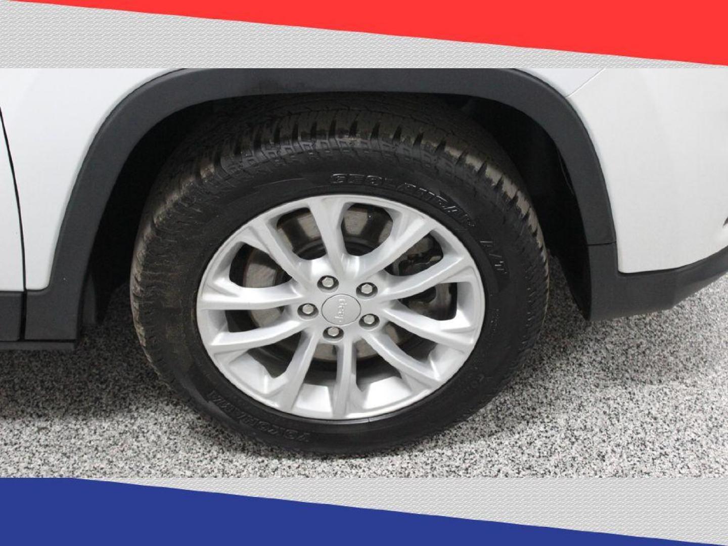 2020 Jeep Cherokee Latitude FWD (1C4PJLCB0LD) with an 2.4L L4 DOHC 16V engine, 9A transmission, located at 5170 N La Cholla Blvd, Tucson, AZ, 85705, (520) 989-0282, 32.228245, -111.011742 - 2020 Jeep Cherokee - Photo#33