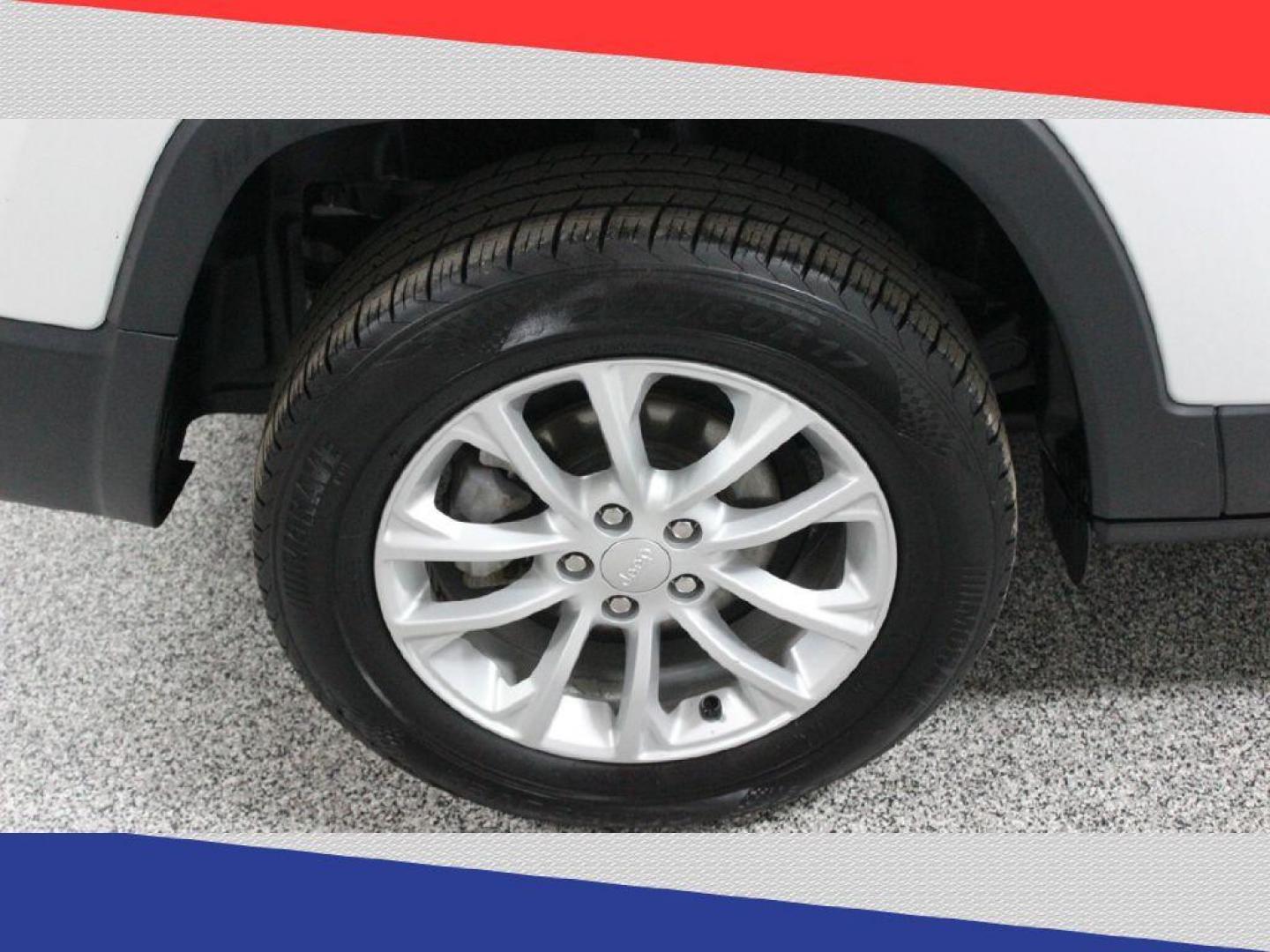 2020 Jeep Cherokee Latitude FWD (1C4PJLCB0LD) with an 2.4L L4 DOHC 16V engine, 9A transmission, located at 5170 N La Cholla Blvd, Tucson, AZ, 85705, (520) 989-0282, 32.228245, -111.011742 - 2020 Jeep Cherokee - Photo#34