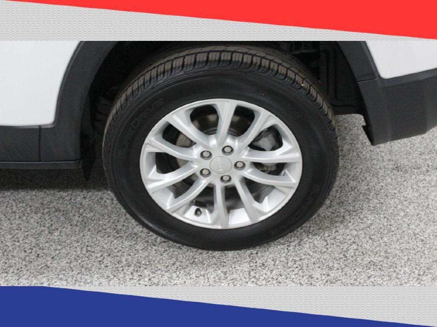 2020 Jeep Cherokee Latitude FWD (1C4PJLCB0LD) with an 2.4L L4 DOHC 16V engine, 9A transmission, located at 5170 N La Cholla Blvd, Tucson, AZ, 85705, (520) 989-0282, 32.228245, -111.011742 - 2020 Jeep Cherokee - Photo#35
