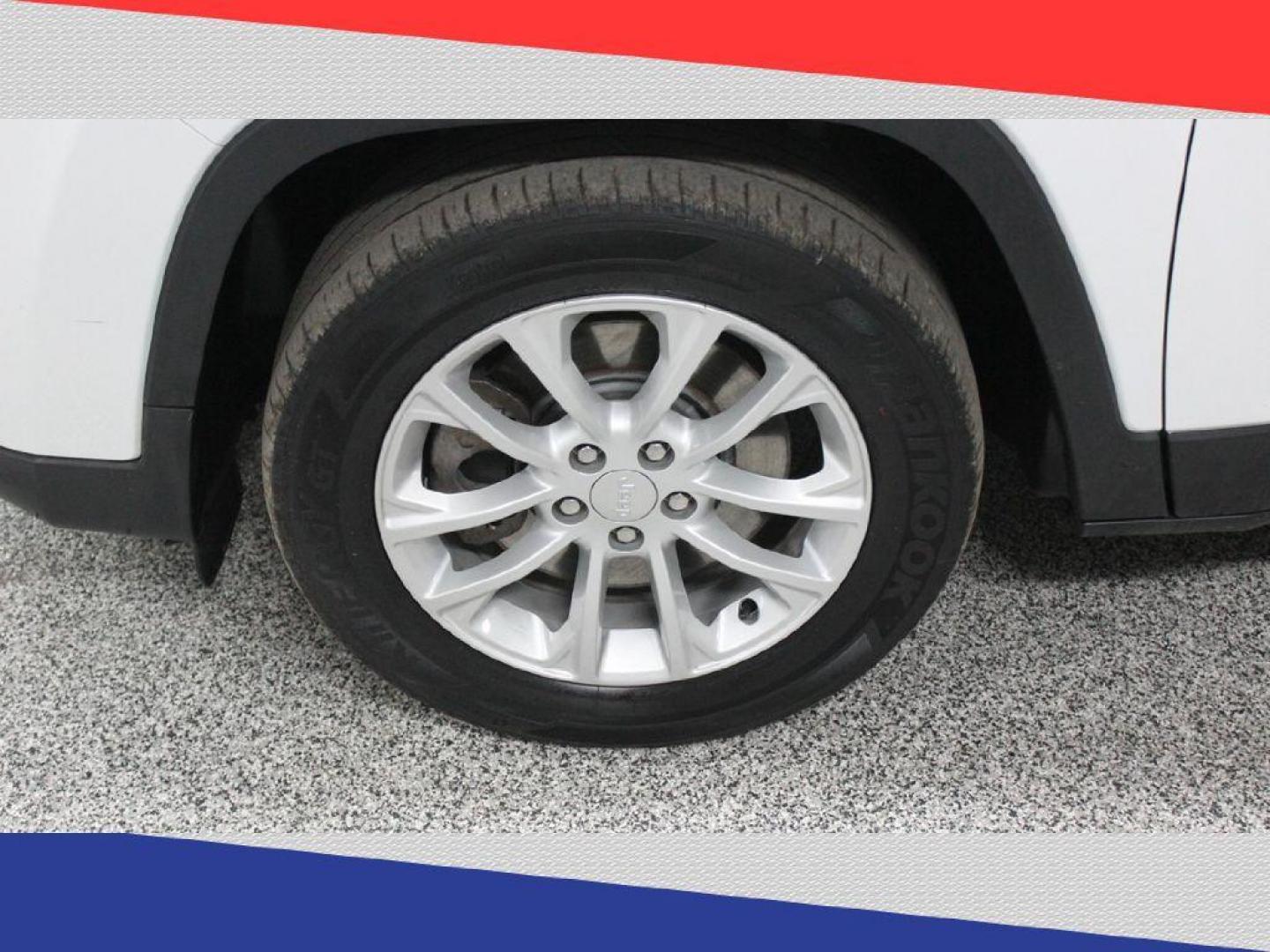2020 Jeep Cherokee Latitude FWD (1C4PJLCB0LD) with an 2.4L L4 DOHC 16V engine, 9A transmission, located at 5170 N La Cholla Blvd, Tucson, AZ, 85705, (520) 989-0282, 32.228245, -111.011742 - 2020 Jeep Cherokee - Photo#36