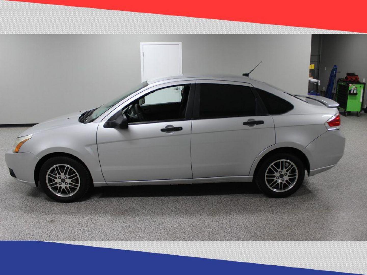 2010 Ford Focus SE Sedan (1FAHP3FN3AW) with an 2.0L L4 DOHC 16V engine, Automatic transmission, located at 5170 N La Cholla Blvd, Tucson, AZ, 85705, (520) 989-0282, 32.228245, -111.011742 - 2010 Ford Focus - Photo#5