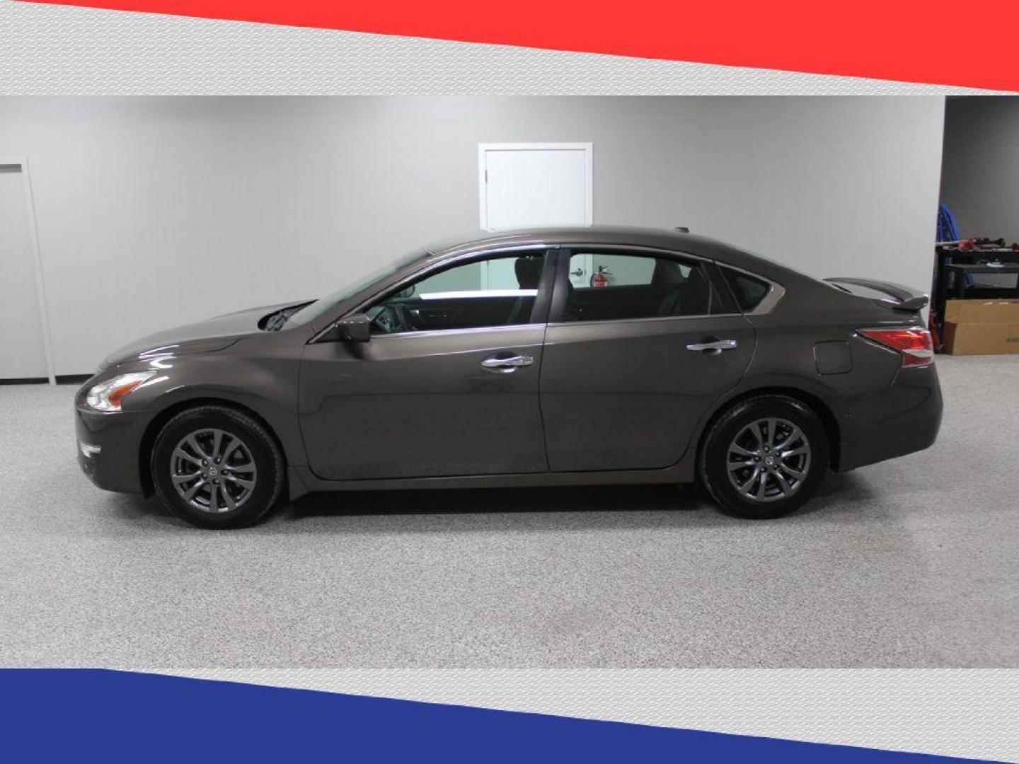 2015 Nissan Altima 2.5 S (1N4AL3AP4FN) with an 2.5L L4 DOHC 16V engine, Continuously Variable Transmission transmission, located at 5170 N La Cholla Blvd, Tucson, AZ, 85705, (520) 989-0282, 32.228245, -111.011742 - 2015 Nissan Altima - Photo#4