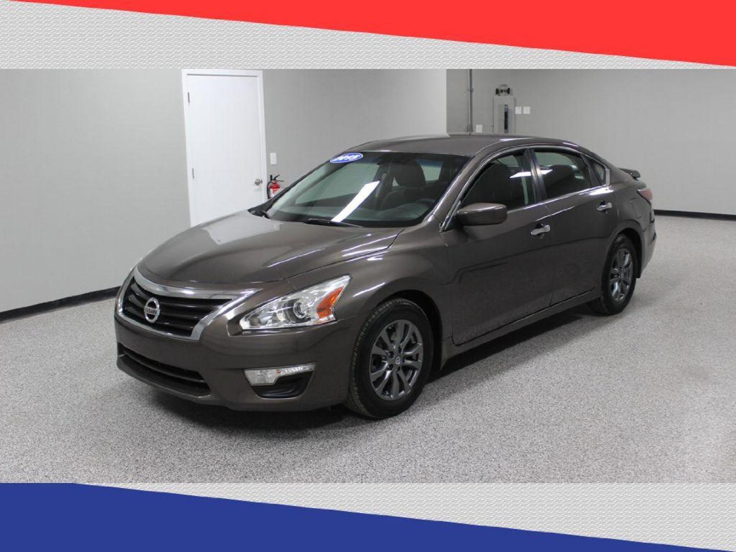 2015 Nissan Altima 2.5 S (1N4AL3AP4FN) with an 2.5L L4 DOHC 16V engine, Continuously Variable Transmission transmission, located at 5170 N La Cholla Blvd, Tucson, AZ, 85705, (520) 989-0282, 32.228245, -111.011742 - 2015 Nissan Altima - Photo#5
