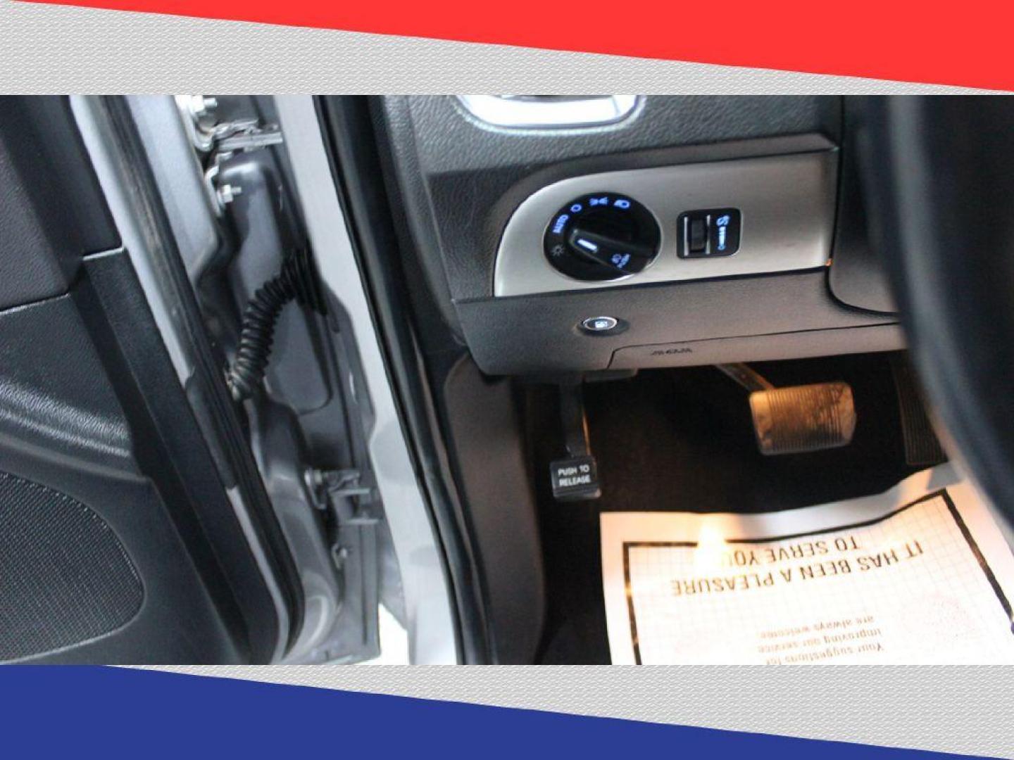 2014 Dodge Durango SXT RWD (1C4RDHAG0EC) with an 3.6L V6 DOHC 24V engine, 8-Speed Automatic transmission, located at 5170 N La Cholla Blvd, Tucson, AZ, 85705, (520) 989-0282, 32.228245, -111.011742 - 2014 Dodge Durango - Photo#11