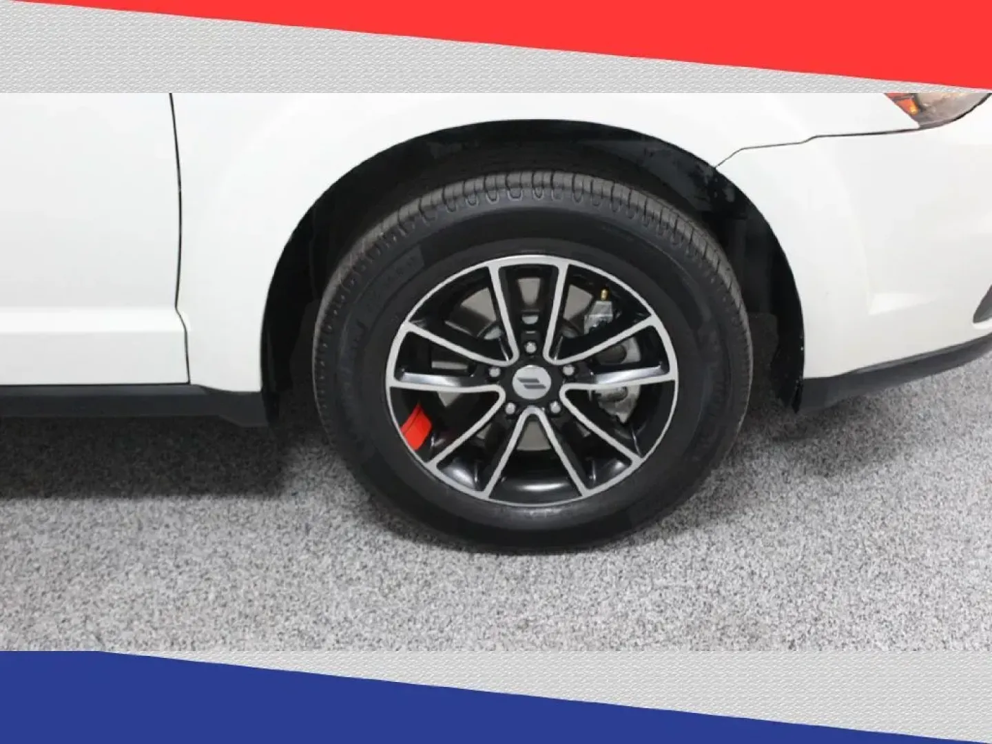 2018 Dodge Journey SXT (3C4PDCBG0JT) with an 3.6L V6 DOHC 24V engine, 4A transmission, located at 5170 N La Cholla Blvd, Tucson, AZ, 85705, (520) 989-0282, 32.228245, -111.011742 - 2018 Dodge Journey - Photo#36