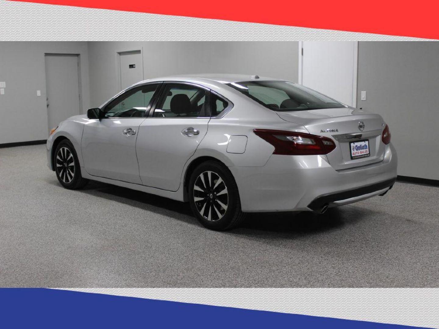 2018 Nissan Altima 2.5 (1N4AL3AP3JC) with an 2.5L L4 DOHC 16V engine, CVT transmission, located at 5170 N La Cholla Blvd, Tucson, AZ, 85705, (520) 989-0282, 32.228245, -111.011742 - 2018 Nissan Altima - Photo#4
