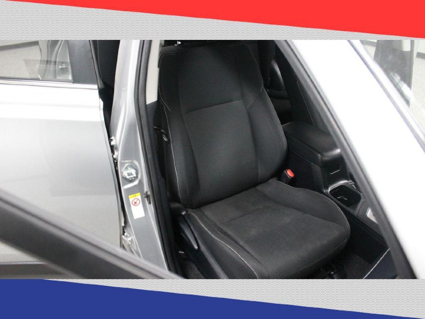 2018 Toyota RAV4 XLE AWD (JTMRFREV6JJ) with an 2.5L L4 DOHC 16V engine, 6A transmission, located at 5170 N La Cholla Blvd, Tucson, AZ, 85705, (520) 989-0282, 32.228245, -111.011742 - 2018 Toyota RAV4 - Photo#32