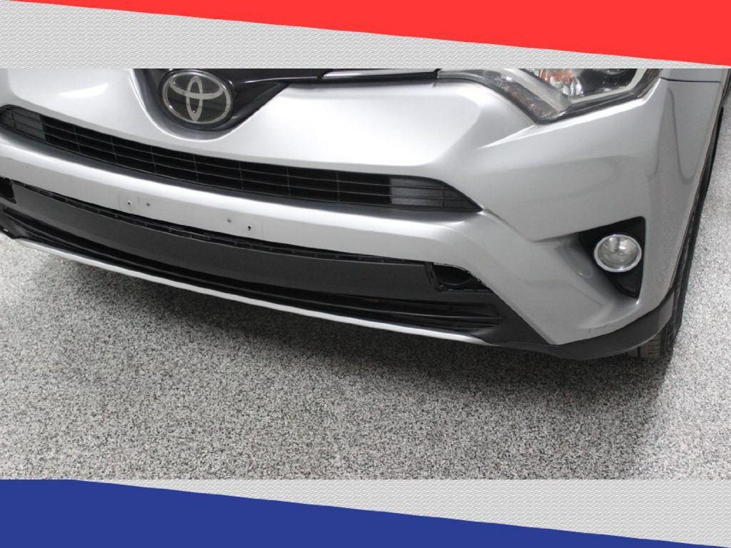 2018 Toyota RAV4 XLE AWD (JTMRFREV6JJ) with an 2.5L L4 DOHC 16V engine, 6A transmission, located at 5170 N La Cholla Blvd, Tucson, AZ, 85705, (520) 989-0282, 32.228245, -111.011742 - 2018 Toyota RAV4 - Photo#33