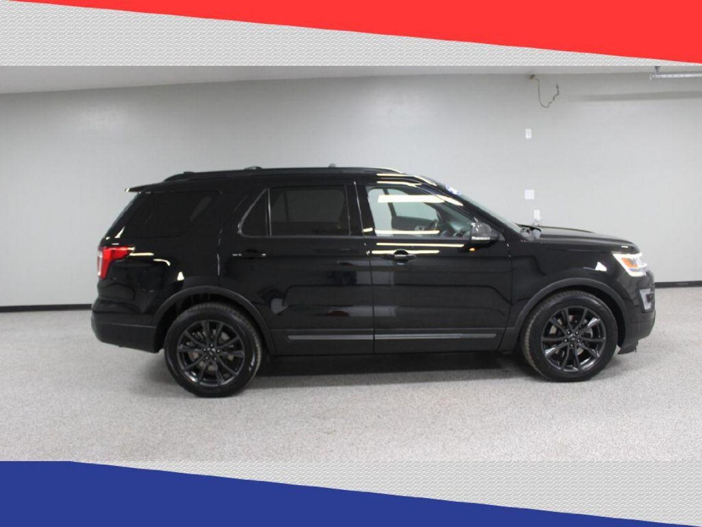 2017 Ford Explorer XLT FWD (1FM5K7D87HG) with an 3.5L V6 DOHC 24V engine, 6A transmission, located at 5170 N La Cholla Blvd, Tucson, AZ, 85705, (520) 989-0282, 32.228245, -111.011742 - 2017 Ford Explorer - Photo#1