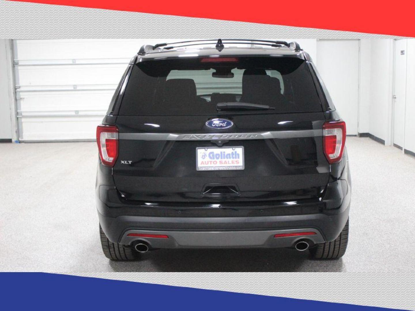 2017 Ford Explorer XLT FWD (1FM5K7D87HG) with an 3.5L V6 DOHC 24V engine, 6A transmission, located at 5170 N La Cholla Blvd, Tucson, AZ, 85705, (520) 989-0282, 32.228245, -111.011742 - 2017 Ford Explorer - Photo#3