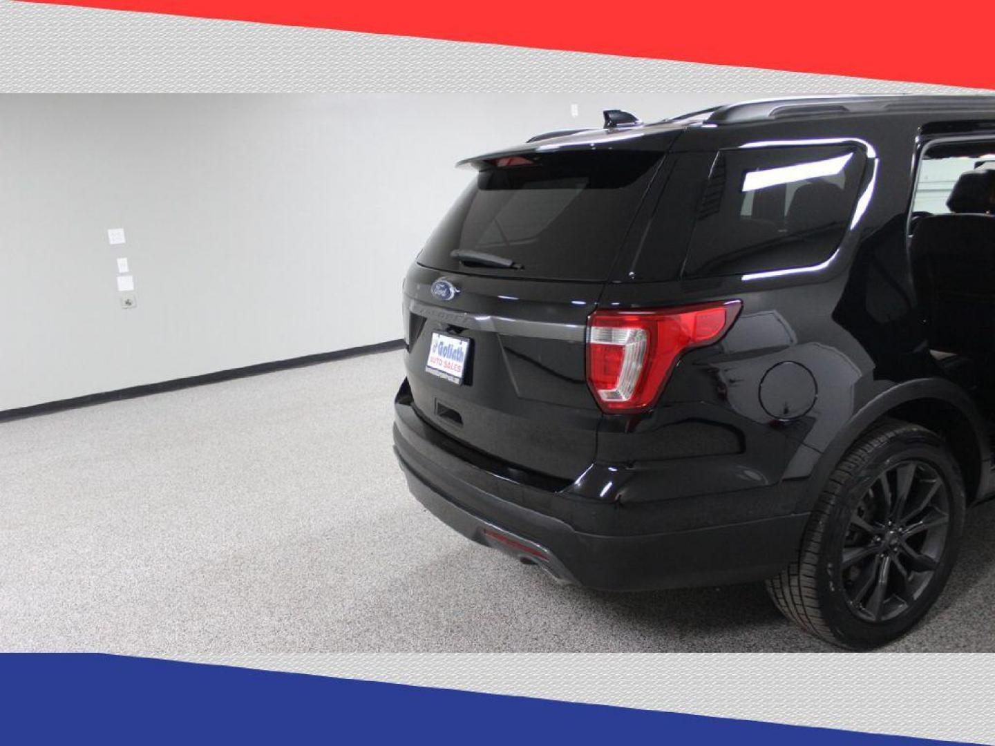 2017 Ford Explorer XLT FWD (1FM5K7D87HG) with an 3.5L V6 DOHC 24V engine, 6A transmission, located at 5170 N La Cholla Blvd, Tucson, AZ, 85705, (520) 989-0282, 32.228245, -111.011742 - 2017 Ford Explorer - Photo#32