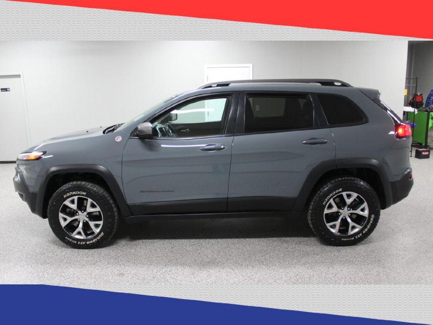 2014 Jeep Cherokee Trailhawk 4WD (1C4PJMBS2EW) with an 3.2L V6 DOHC 24V engine, 9-Speed Automatic transmission, located at 5170 N La Cholla Blvd, Tucson, AZ, 85705, (520) 989-0282, 32.228245, -111.011742 - 2014 Jeep Cherokee - Photo#5