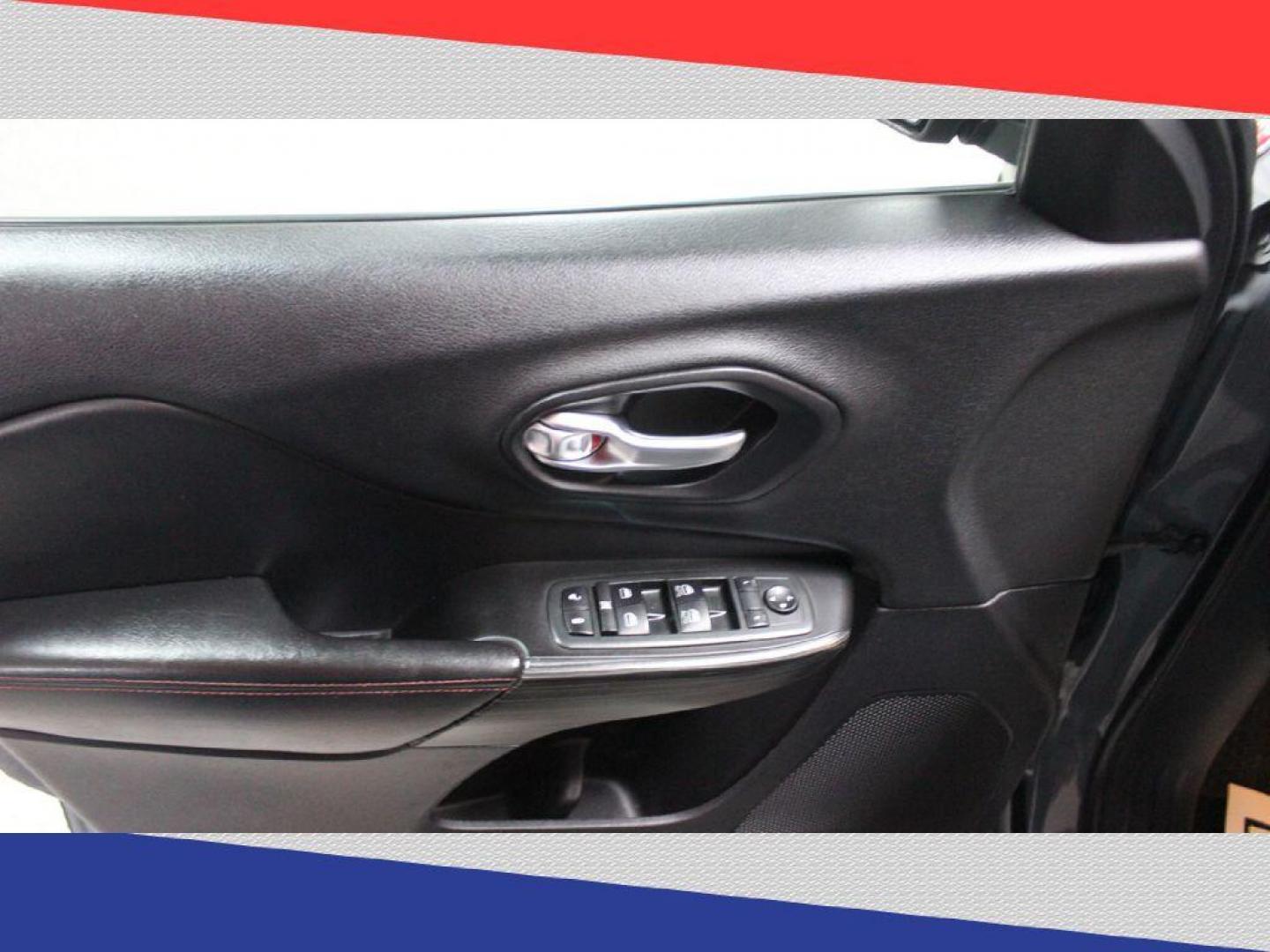 2014 Jeep Cherokee Trailhawk 4WD (1C4PJMBS2EW) with an 3.2L V6 DOHC 24V engine, 9-Speed Automatic transmission, located at 5170 N La Cholla Blvd, Tucson, AZ, 85705, (520) 989-0282, 32.228245, -111.011742 - 2014 Jeep Cherokee - Photo#12