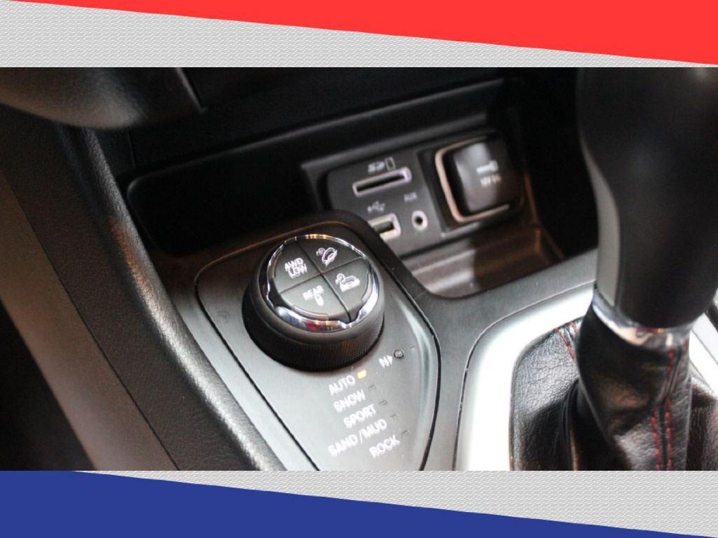 2014 Jeep Cherokee Trailhawk 4WD (1C4PJMBS2EW) with an 3.2L V6 DOHC 24V engine, 9-Speed Automatic transmission, located at 5170 N La Cholla Blvd, Tucson, AZ, 85705, (520) 989-0282, 32.228245, -111.011742 - 2014 Jeep Cherokee - Photo#21