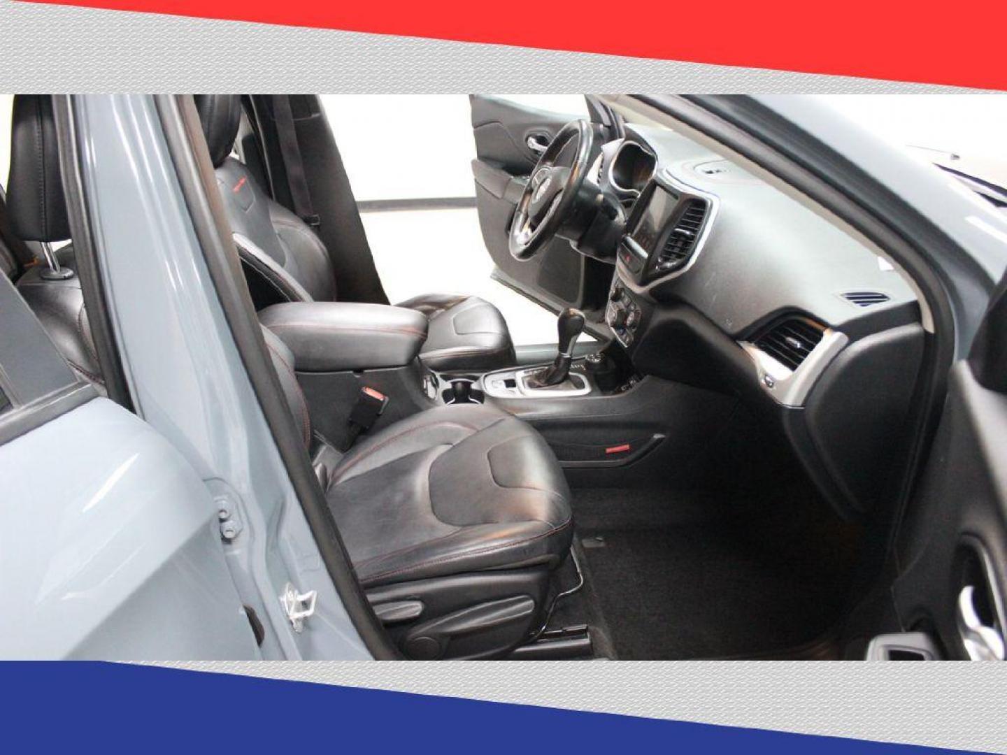 2014 Jeep Cherokee Trailhawk 4WD (1C4PJMBS2EW) with an 3.2L V6 DOHC 24V engine, 9-Speed Automatic transmission, located at 5170 N La Cholla Blvd, Tucson, AZ, 85705, (520) 989-0282, 32.228245, -111.011742 - 2014 Jeep Cherokee - Photo#32