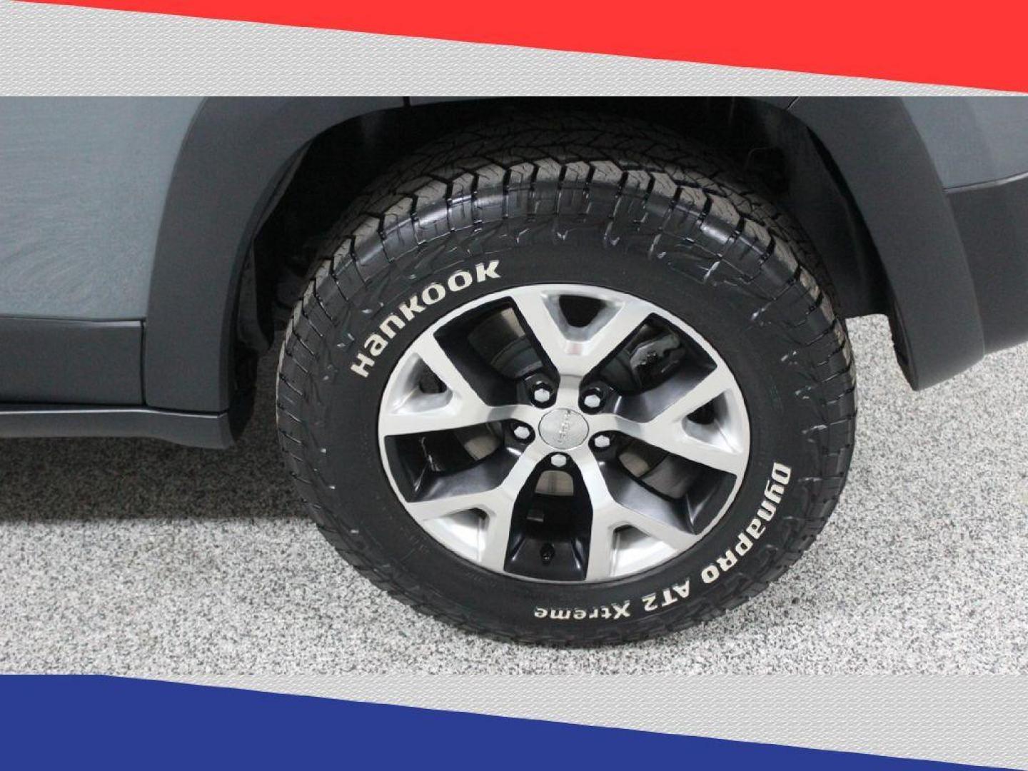 2014 Jeep Cherokee Trailhawk 4WD (1C4PJMBS2EW) with an 3.2L V6 DOHC 24V engine, 9-Speed Automatic transmission, located at 5170 N La Cholla Blvd, Tucson, AZ, 85705, (520) 989-0282, 32.228245, -111.011742 - 2014 Jeep Cherokee - Photo#36