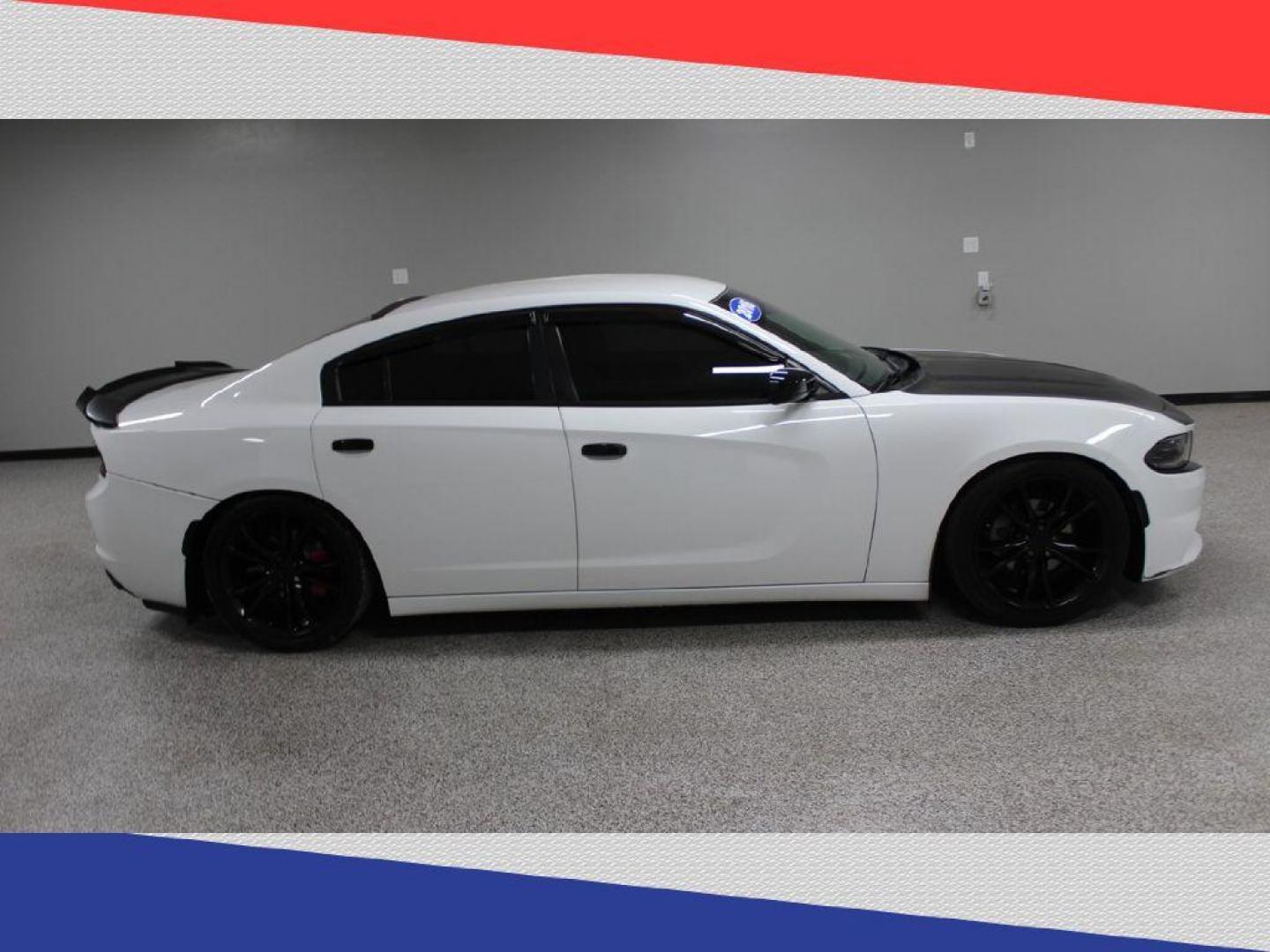 2016 Dodge Charger SE (2C3CDXBG3GH) with an 3.6L V6 DOHC 24V engine, 8A transmission, located at 5170 N La Cholla Blvd, Tucson, AZ, 85705, (520) 989-0282, 32.228245, -111.011742 - 2016 Dodge Charger - Photo#1