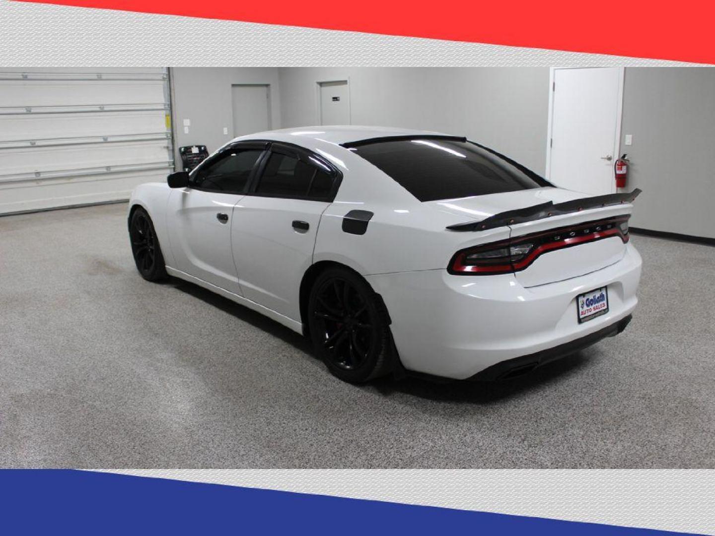 2016 Dodge Charger SE (2C3CDXBG3GH) with an 3.6L V6 DOHC 24V engine, 8A transmission, located at 5170 N La Cholla Blvd, Tucson, AZ, 85705, (520) 989-0282, 32.228245, -111.011742 - 2016 Dodge Charger - Photo#4