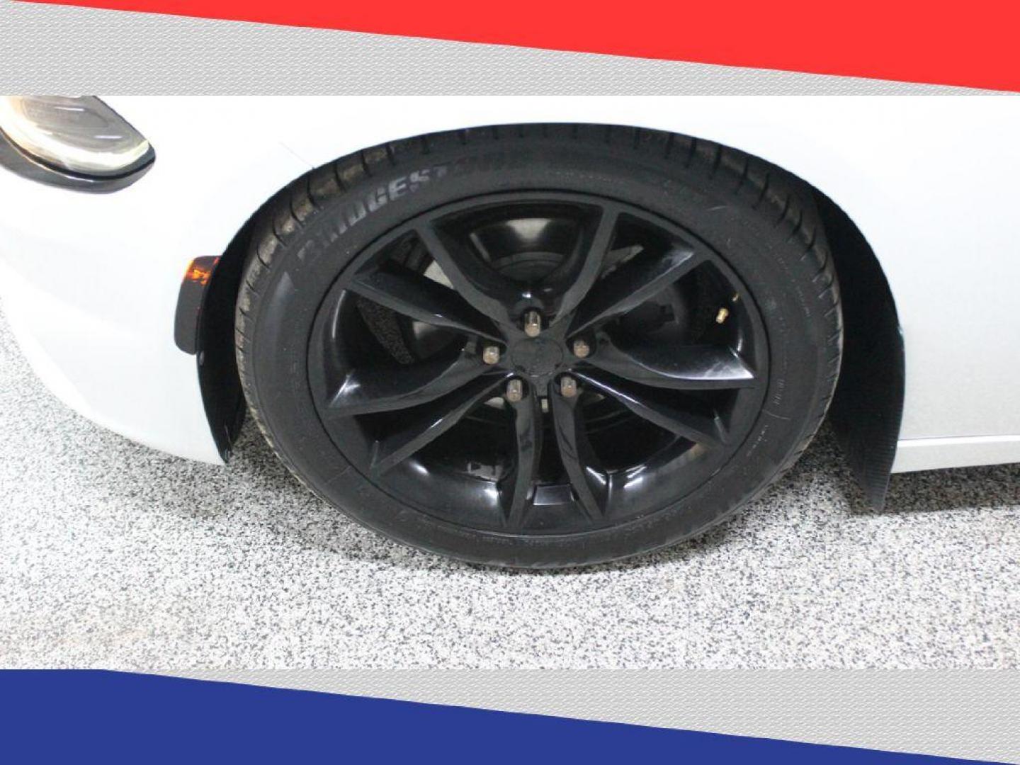 2016 Dodge Charger SE (2C3CDXBG3GH) with an 3.6L V6 DOHC 24V engine, 8A transmission, located at 5170 N La Cholla Blvd, Tucson, AZ, 85705, (520) 989-0282, 32.228245, -111.011742 - 2016 Dodge Charger - Photo#38
