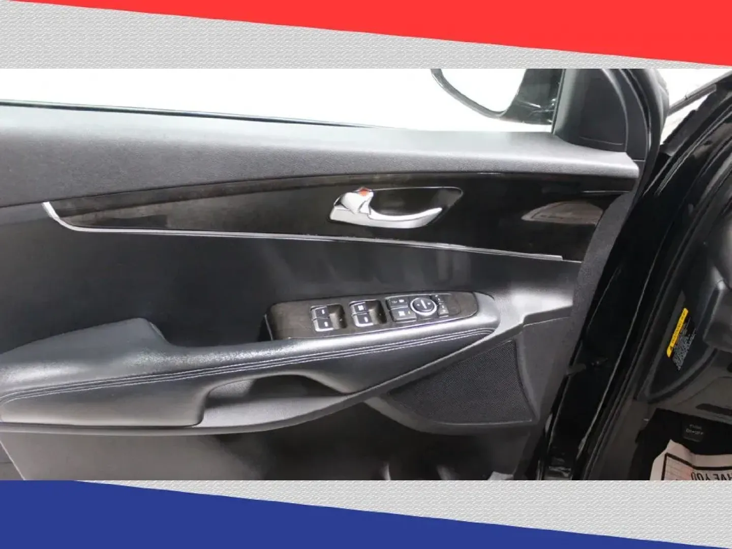 2017 Kia Sorento LX V6 2WD (5XYPG4A55HG) with an 3.3L V6 DOHC 24V engine, 6A transmission, located at 5170 N La Cholla Blvd, Tucson, AZ, 85705, (520) 989-0282, 32.228245, -111.011742 - 2017 Kia Sorento - Photo#12