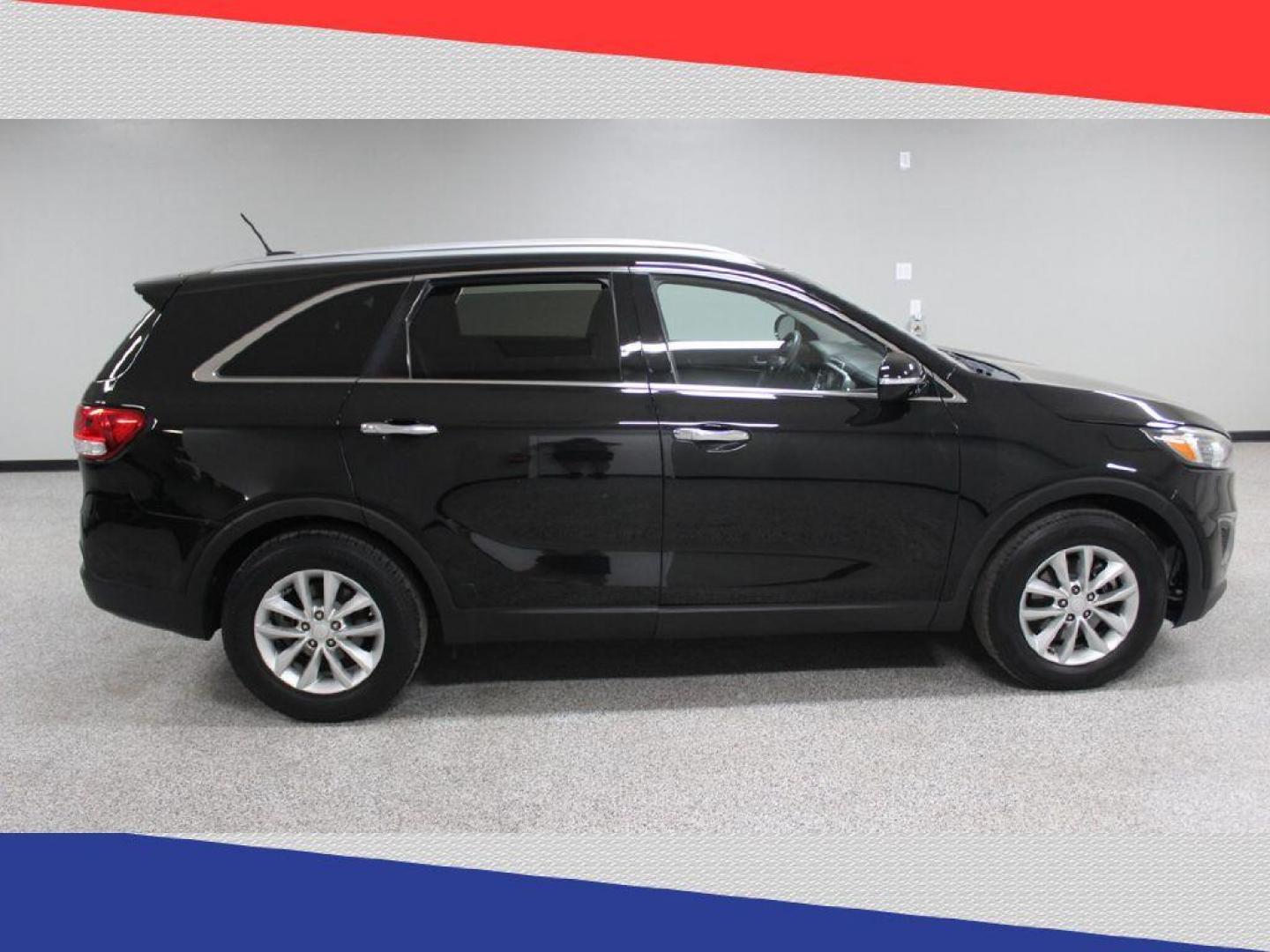 2017 Kia Sorento LX V6 2WD (5XYPG4A55HG) with an 3.3L V6 DOHC 24V engine, 6A transmission, located at 5170 N La Cholla Blvd, Tucson, AZ, 85705, (520) 989-0282, 32.228245, -111.011742 - 2017 Kia Sorento - Photo#1